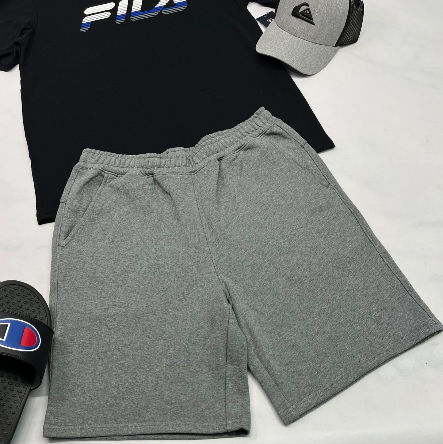 🌴 Bermuda : ouaté gris PUMA logo ton sur ton au devant prêt de la poche ) . M et L homme dispo .