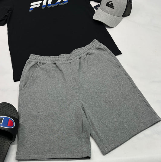 🌴 Bermuda : ouaté gris PUMA logo ton sur ton au devant prêt de la poche ) . M et L homme dispo .