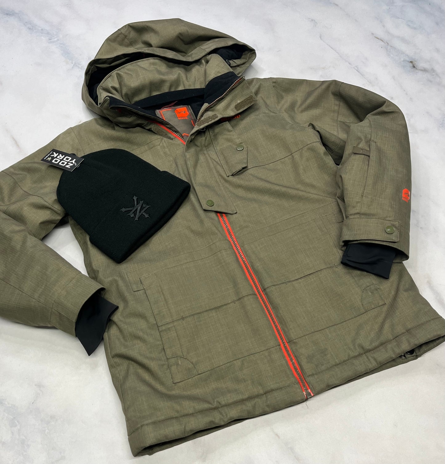 Duo : ORAGE manteau d’hiver kaki chaud / souple poignet ajustable ! Capuchon amovible 14 + (14-16 ans )garcon comme neuf ! + tuque Zoo York neuve .