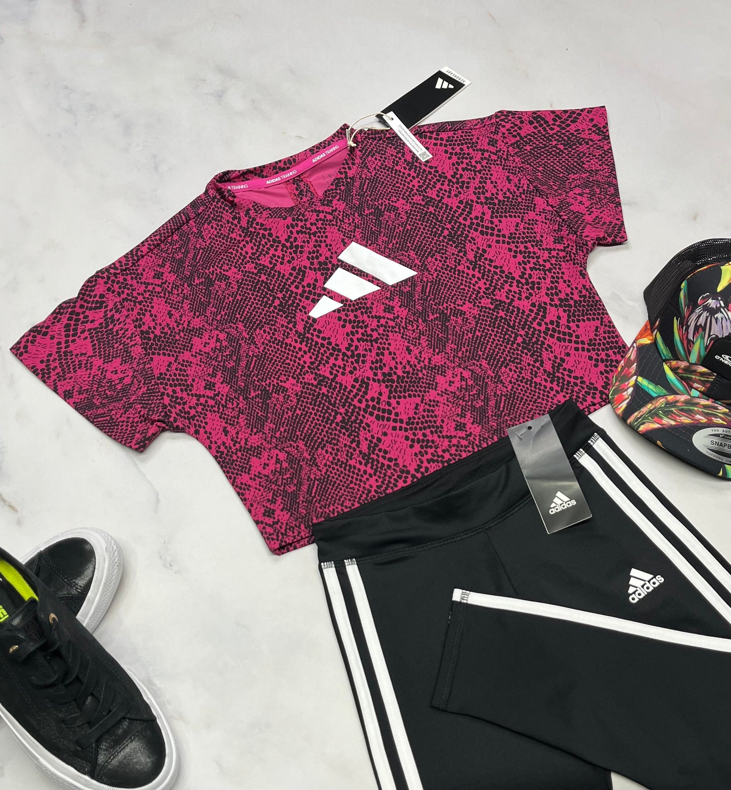 🌷 Manche courte : Adidas en tissu de sport stretch . 8-10 ans fille neuf ! Ouverture au bas du dos .