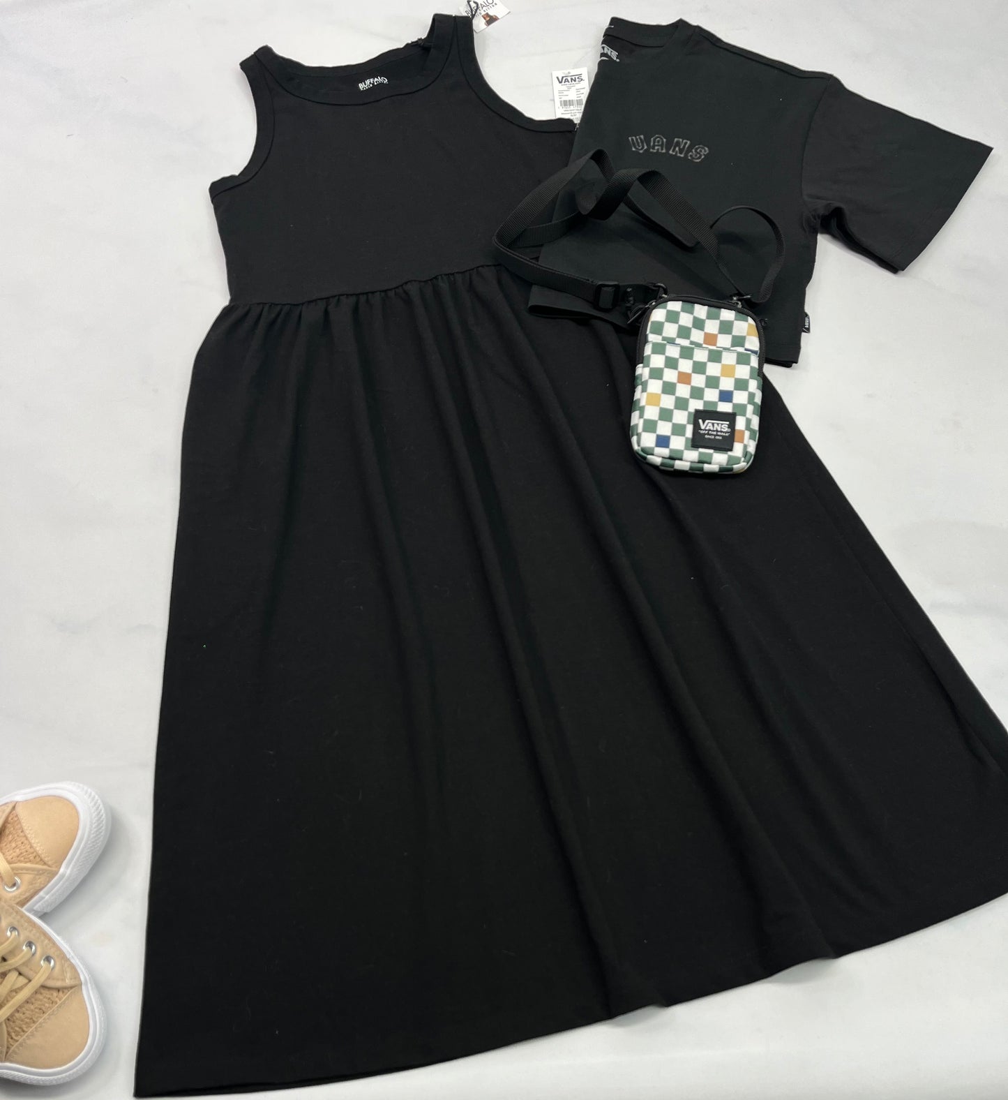 🌴Robe Buffalo noir : Haut ajusté stretch et le bas est lousse avec des poches . Small femme confo neuve .