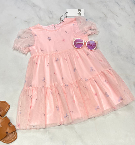 🌸 Robe : rose incroyable AKA 5 ans fleurie neuve mais avec un micro fil oublié à l’intérieur du (filet :tulle) Peux visible .