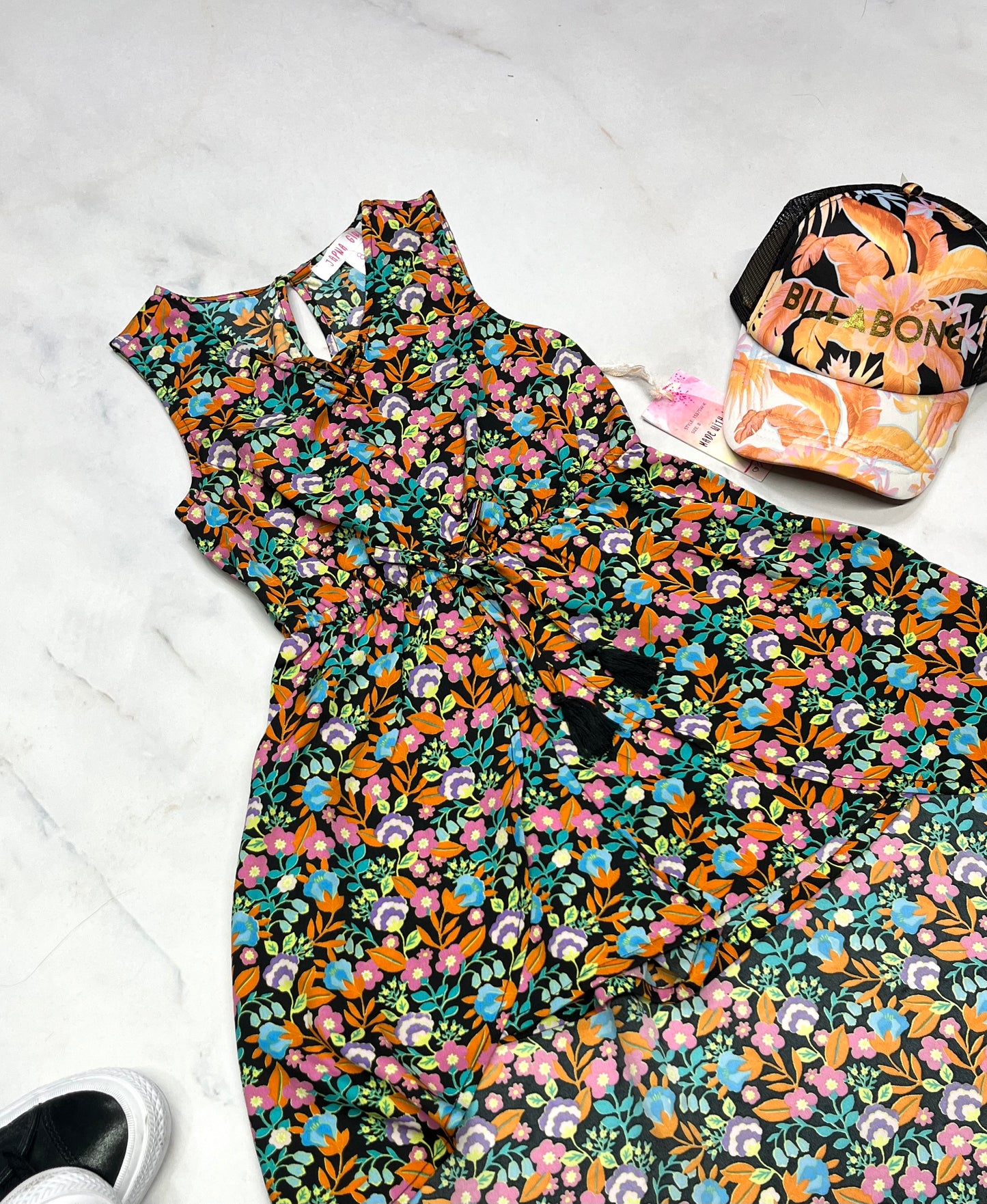 🌵1 pièce short : en tissu léger qui ne décolore pas . Effet look robe . Fait 7 ans fille .