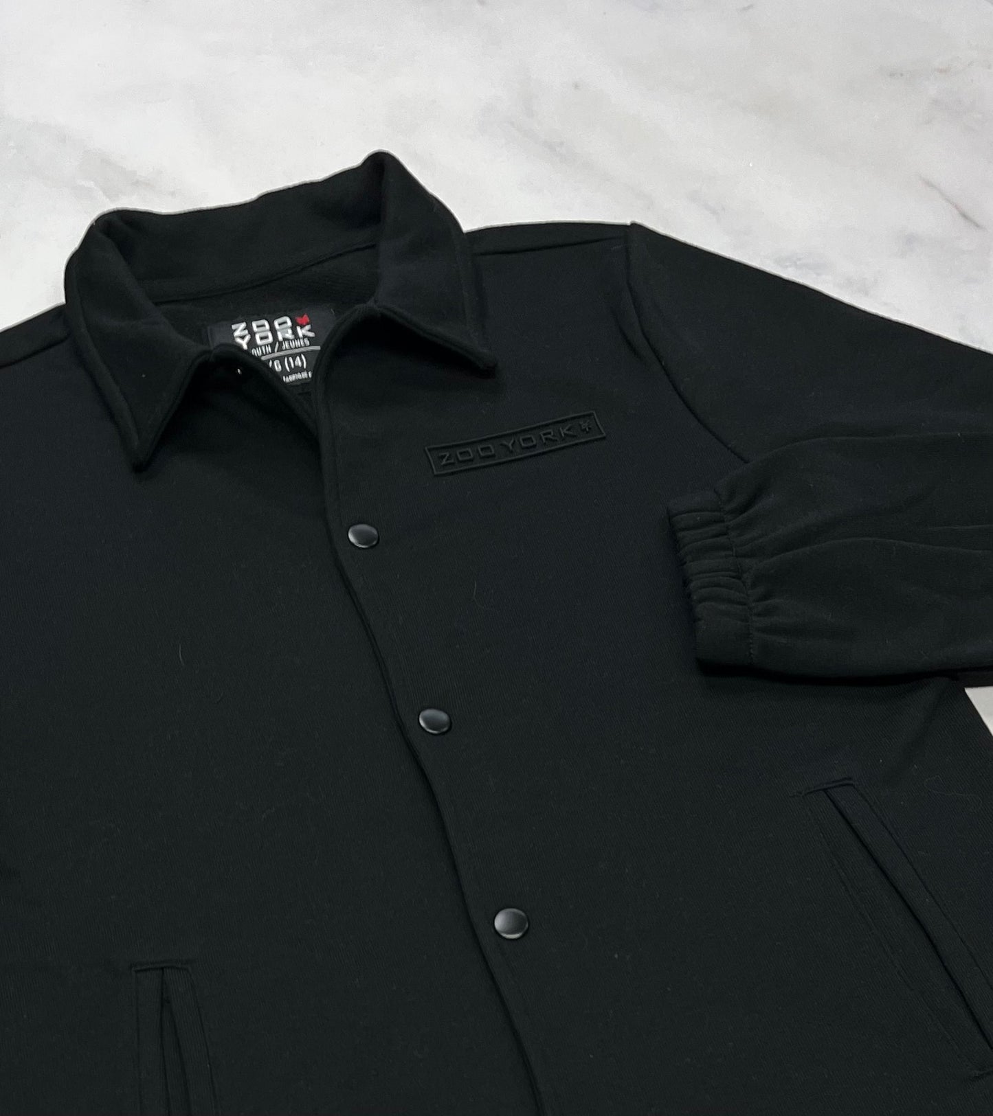 Zoo York : chemise en ouaté incroyable . Logo ton sur ton au haut + bouton pression . 14 ans neuve.