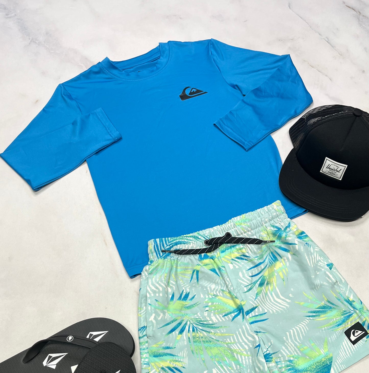 💦 Ensemble maillot : Quiksilver ( 2 pièces)neuf . Chandail maillot 6 ans confo avec  short maillot Quiksilver 6(5-6) ans .