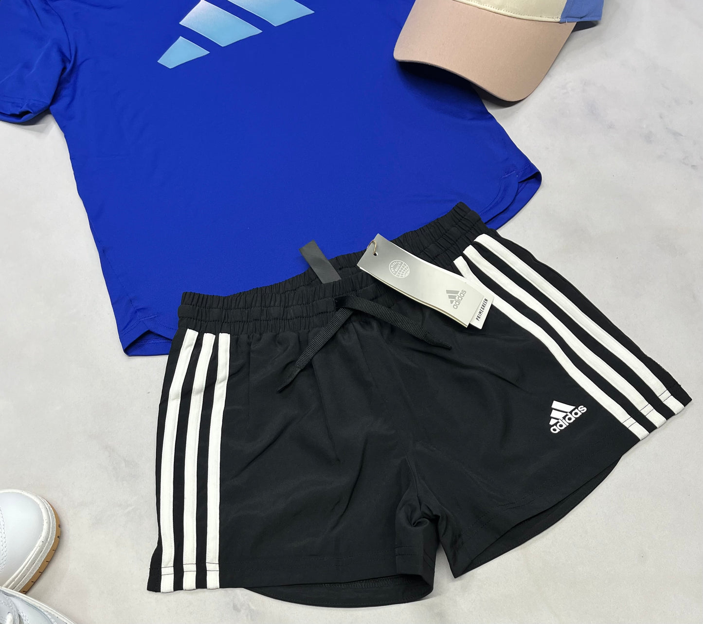 🩵 Short Adidas : en tissu de sport sous filet intérieur . 9-10 ans fille neuve !
