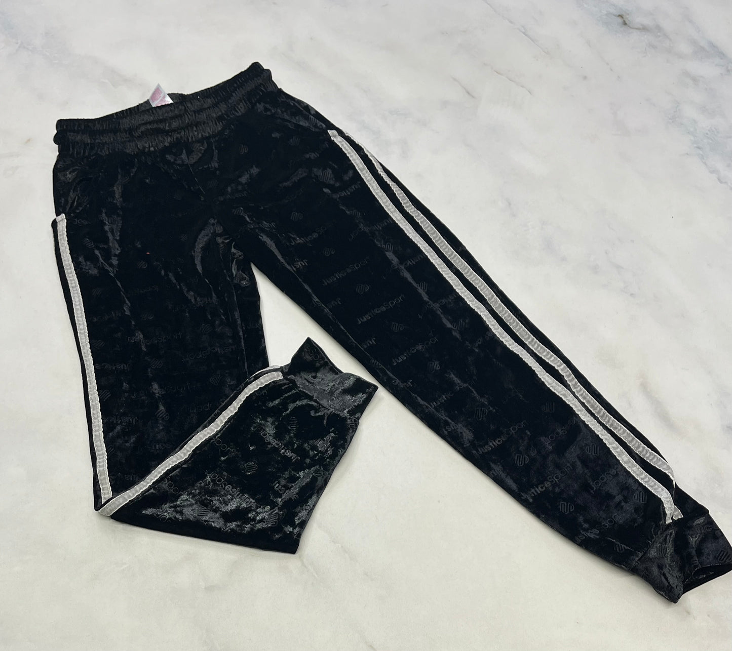 Pantalon en velour : doux noir Justice fait 8 ans fille comme neuf! ( inscrit justice partout en ton sur ton ) superbe .