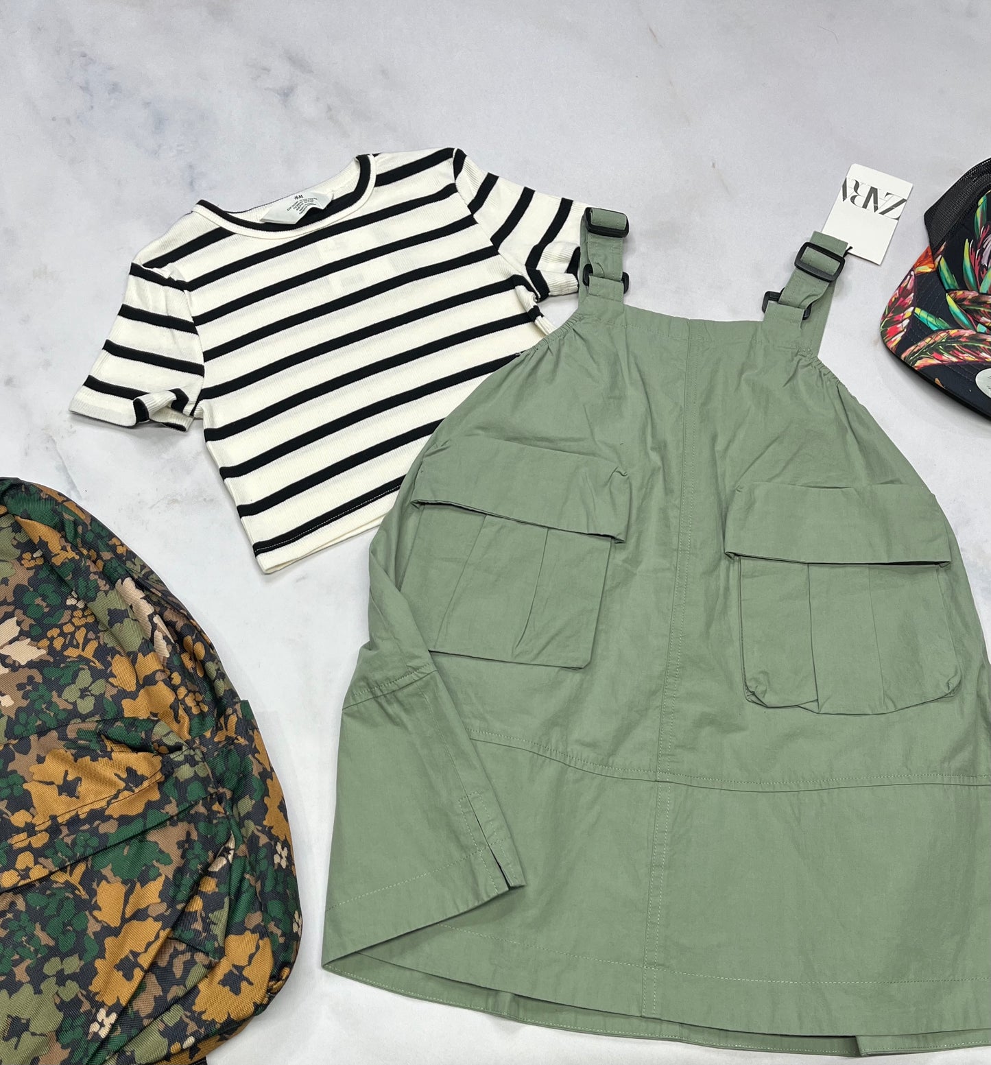 🍃 Robe cargo : ZARA dos avec bande élastique/ bretelles ajustable neuve . 6 ans fille neuve .