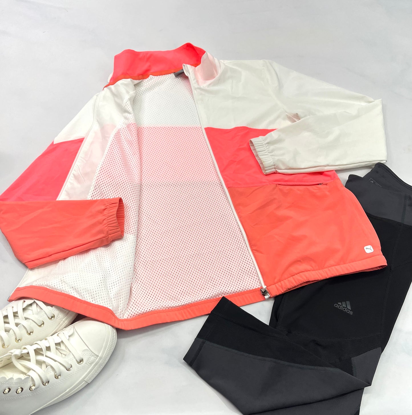 😍 SOLDE Manteau Puma : printemps filet intérieur . Small /femme souple confo . Super état juste bout de poignet à nettoyer et une mini ombrage flou prêt du zip .