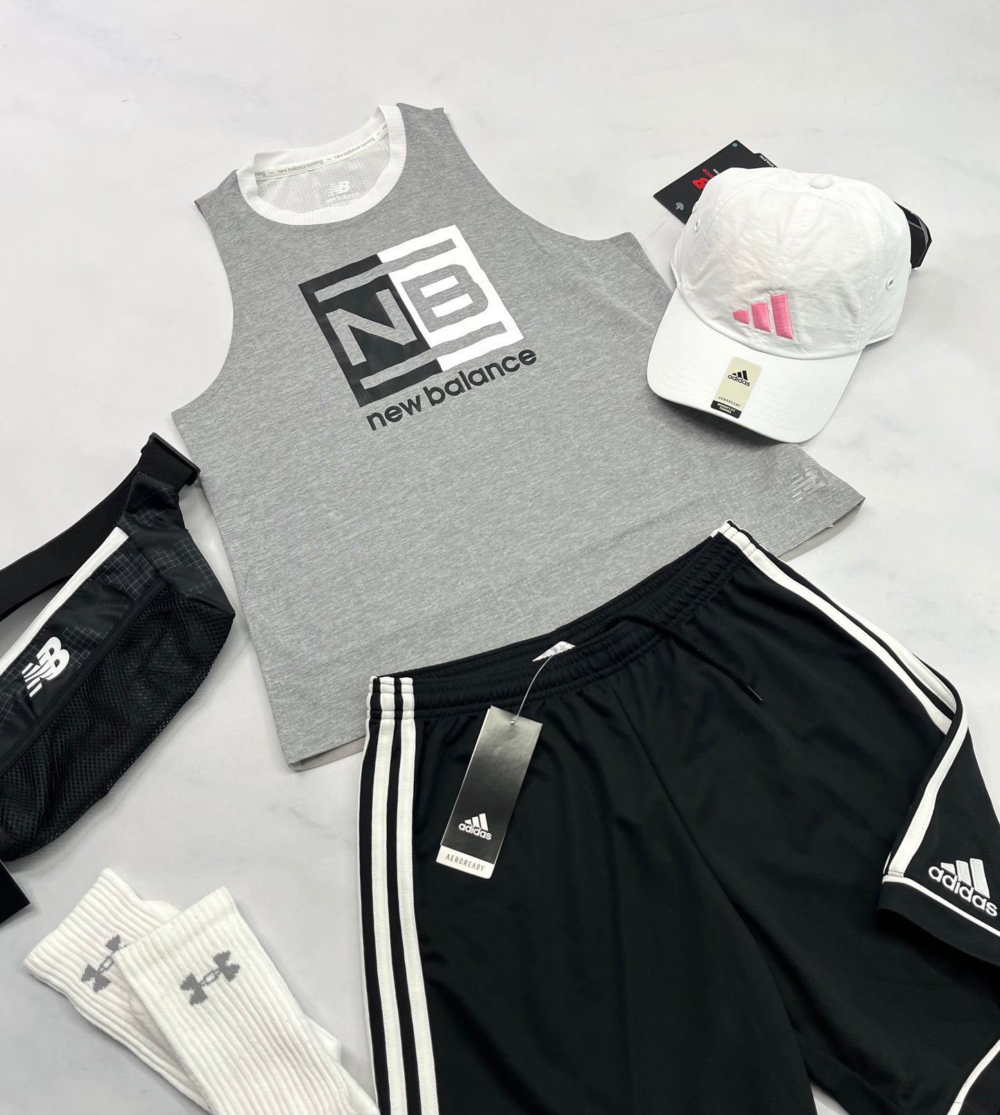 💕 Cami : New Balance look écourté avec sous doublure au devant intégrée. En tissu de sport . Le dos est semi transparent.