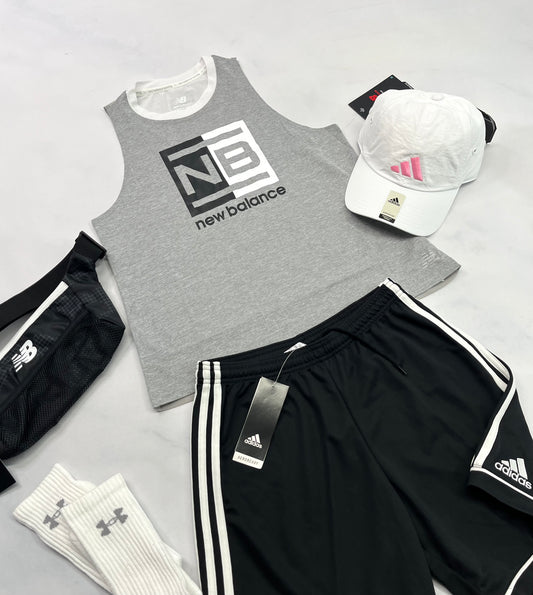 💕 Cami : New Balance look écourté avec sous doublure au devant intégrée. En tissu de sport . Le dos est semi transparent.