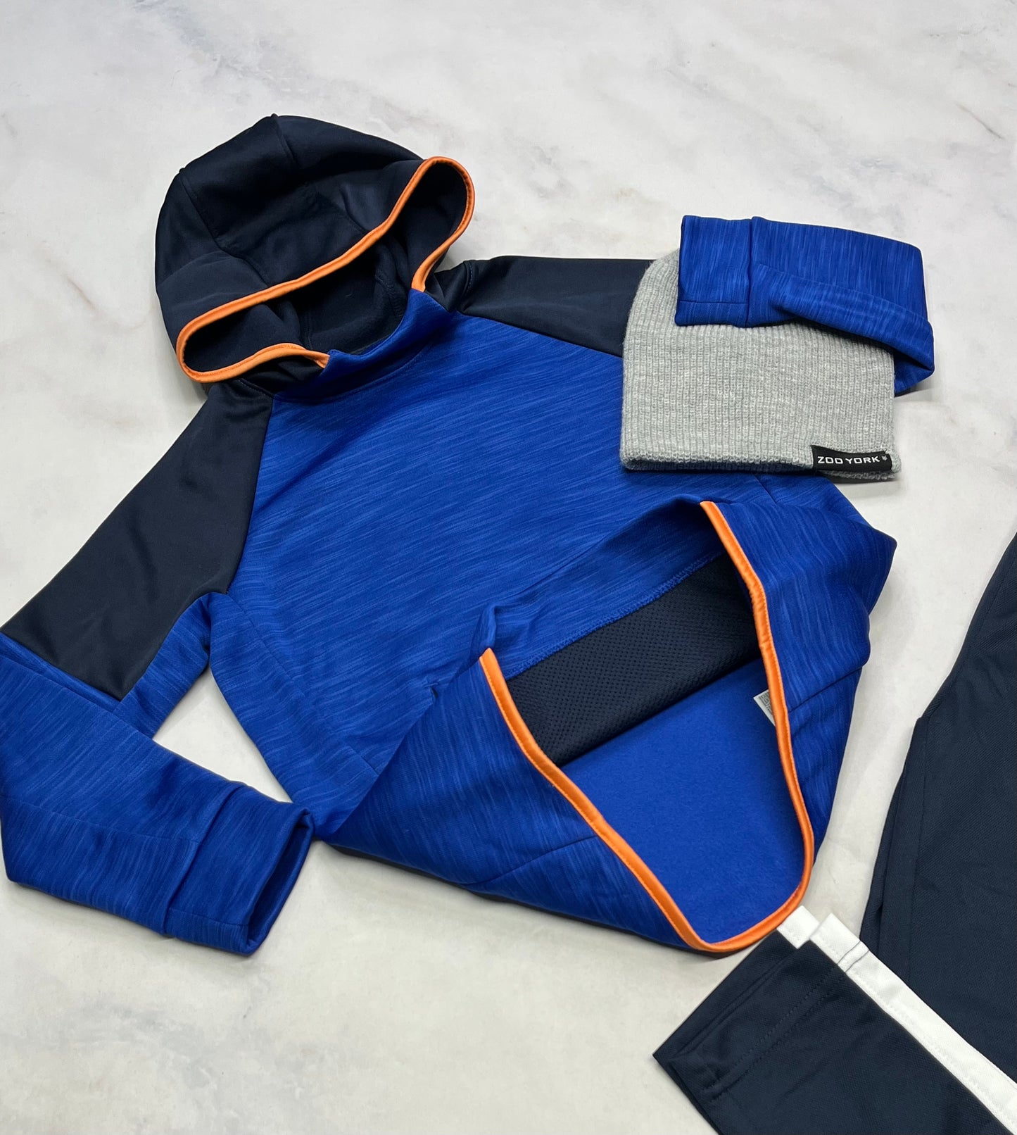 ❄️ Cagoule : Tissu de sport et intérieur en polar doux . 6 ans neuve .