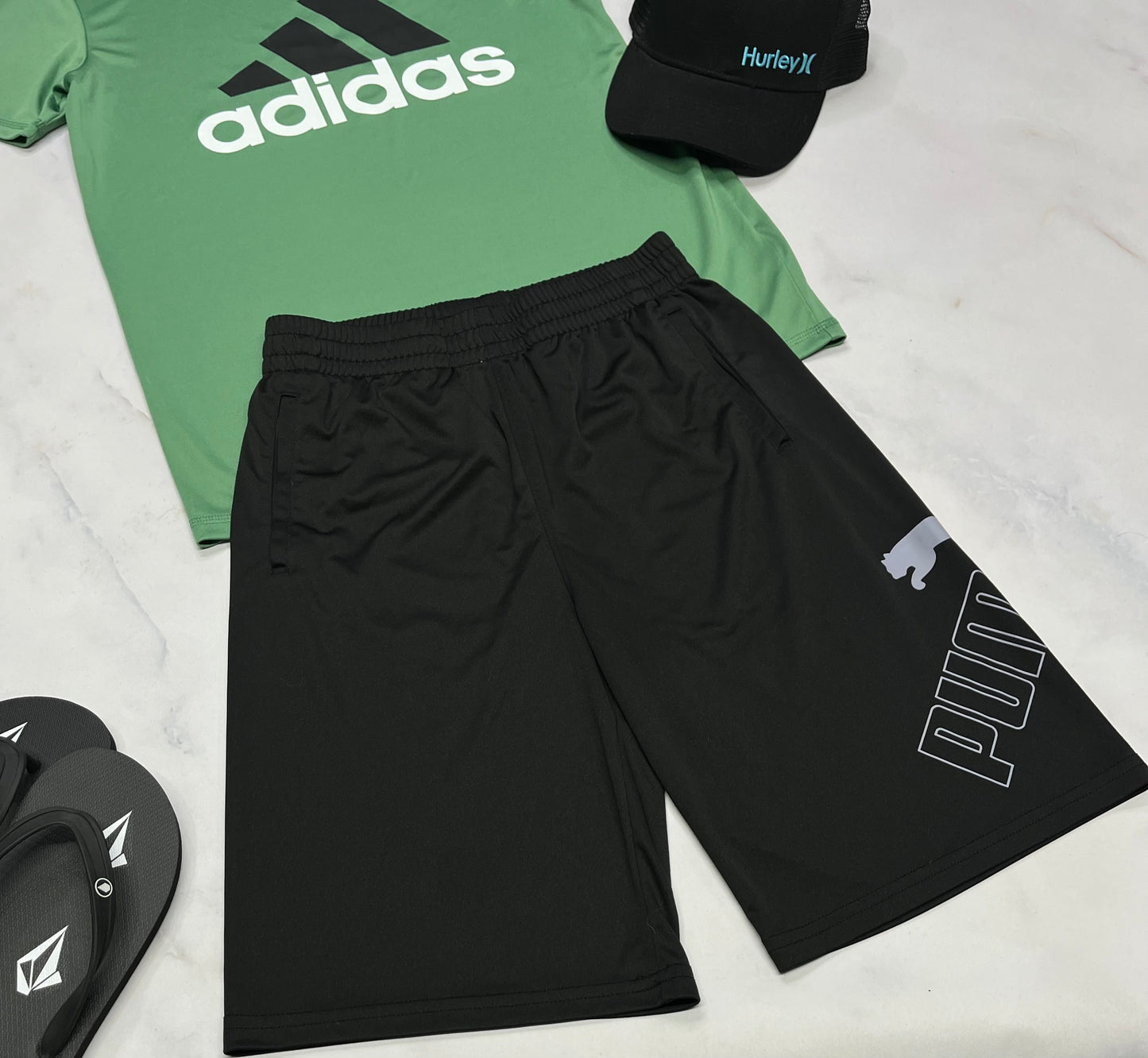 🤩 Bermuda : Puma en tissu de sport comme neuf à part une micro craquelure dans le logo . 14-16 ans garçon .