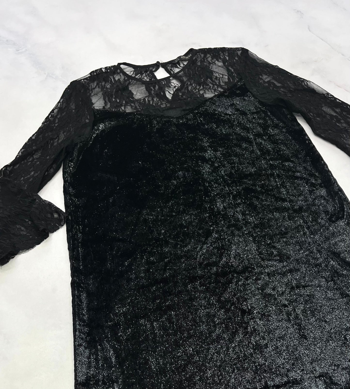 Robe ZARA: en velour noir brillant . Le haut est en tissu semi transparent manche écourté tendance . Fait XS/ femme confo . Comme neuve .