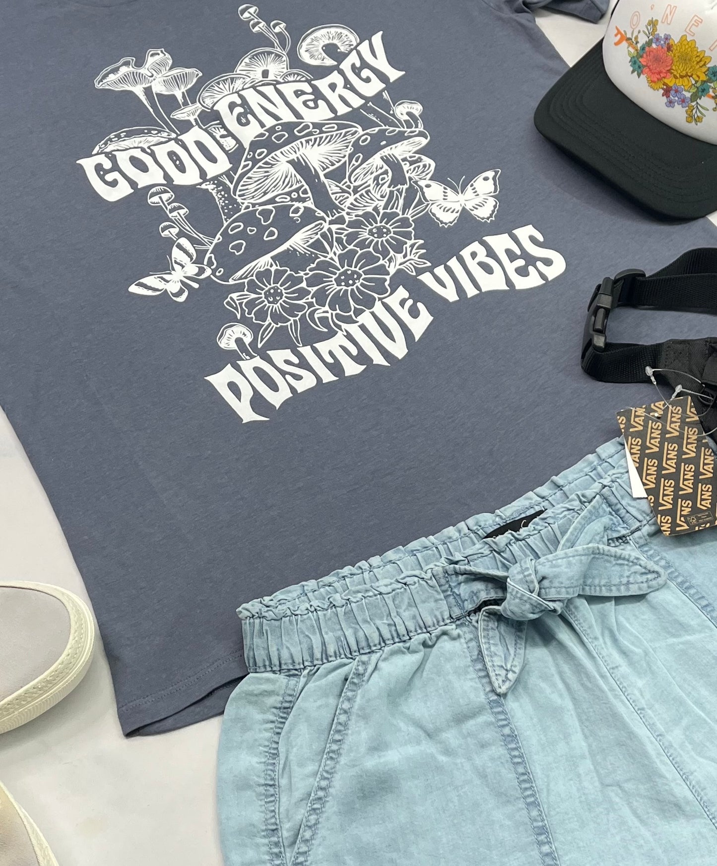 ☀️ Solde , T-Shirt : Neuf imparfait .. M/ femme look over size . Mini ombrage flou d’impression . Et un micro trou d’aiguille prêt d’une couture de manche ( pas visible ) .
