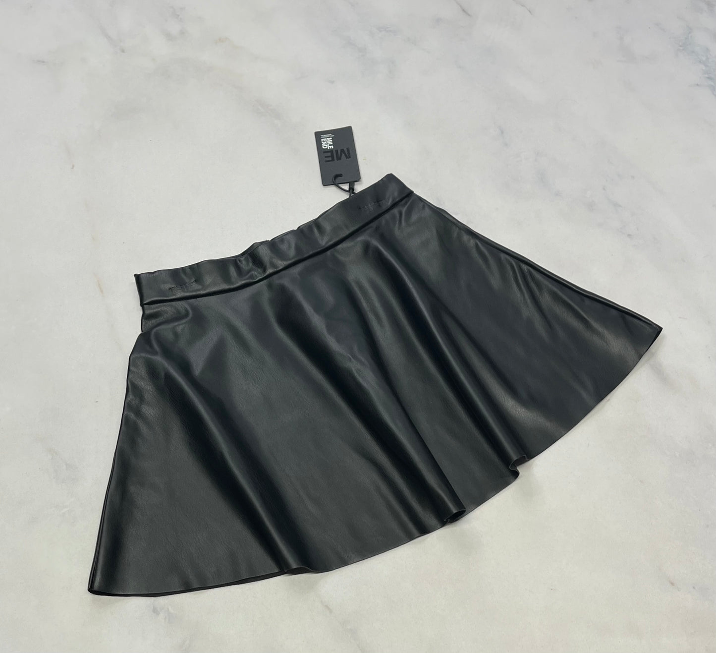 Jupe effet cuir: Mile end ( zip au dos ) noir mât ( doux à l’intérieur). 8 ans taille ajustable neuve.