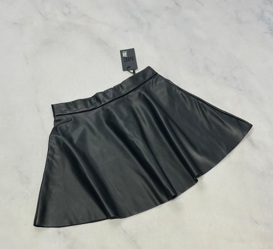 Jupe effet cuir: Mile end ( zip au dos ) noir mât ( doux à l’intérieur). 8 ans taille ajustable neuve.