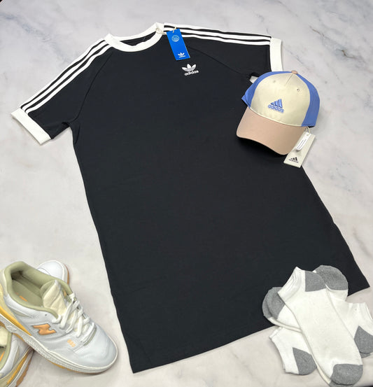 😍 Robe Adidas : beau coton pas trop épais ni mince . Qualité ++ XL 15-16 ans fille neuve .