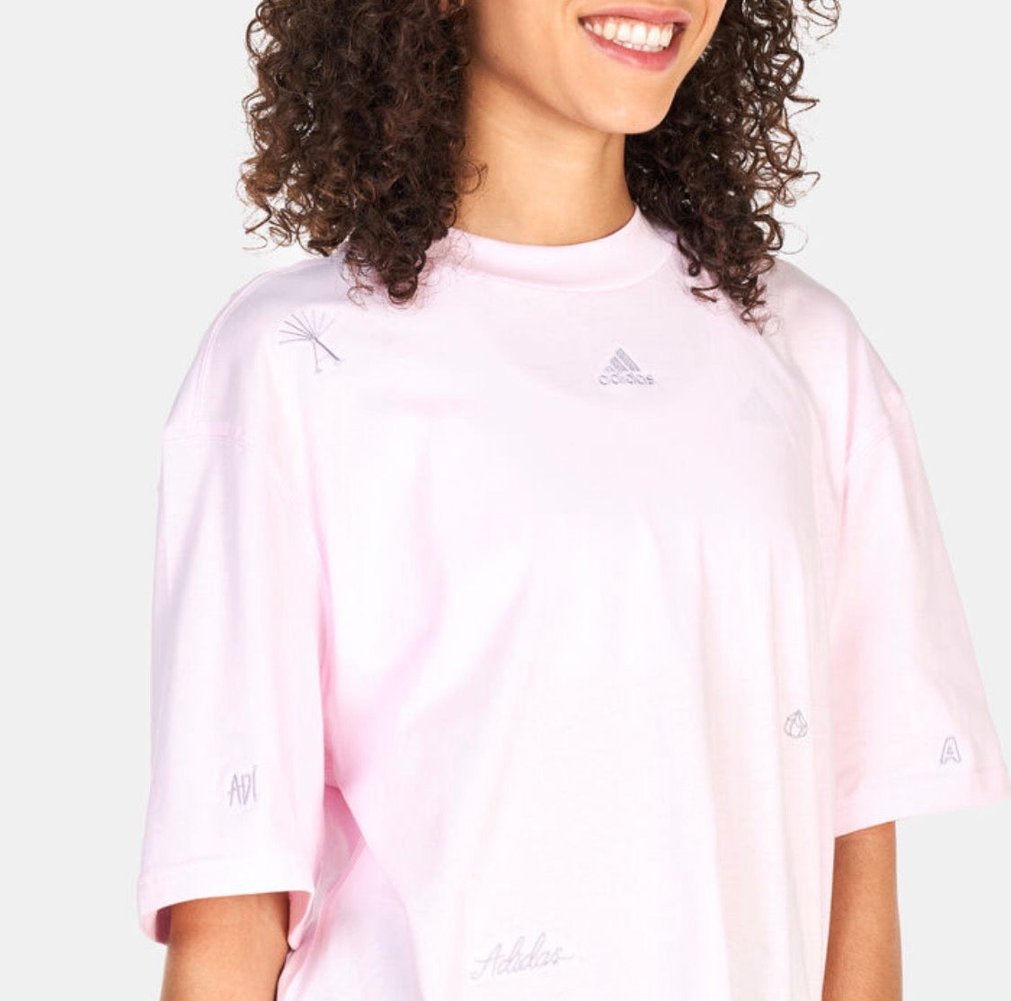 🩷 T-Shirt : Adidas fait 2XL confo femme . Mini motif et logo brodé au devant et au dos .