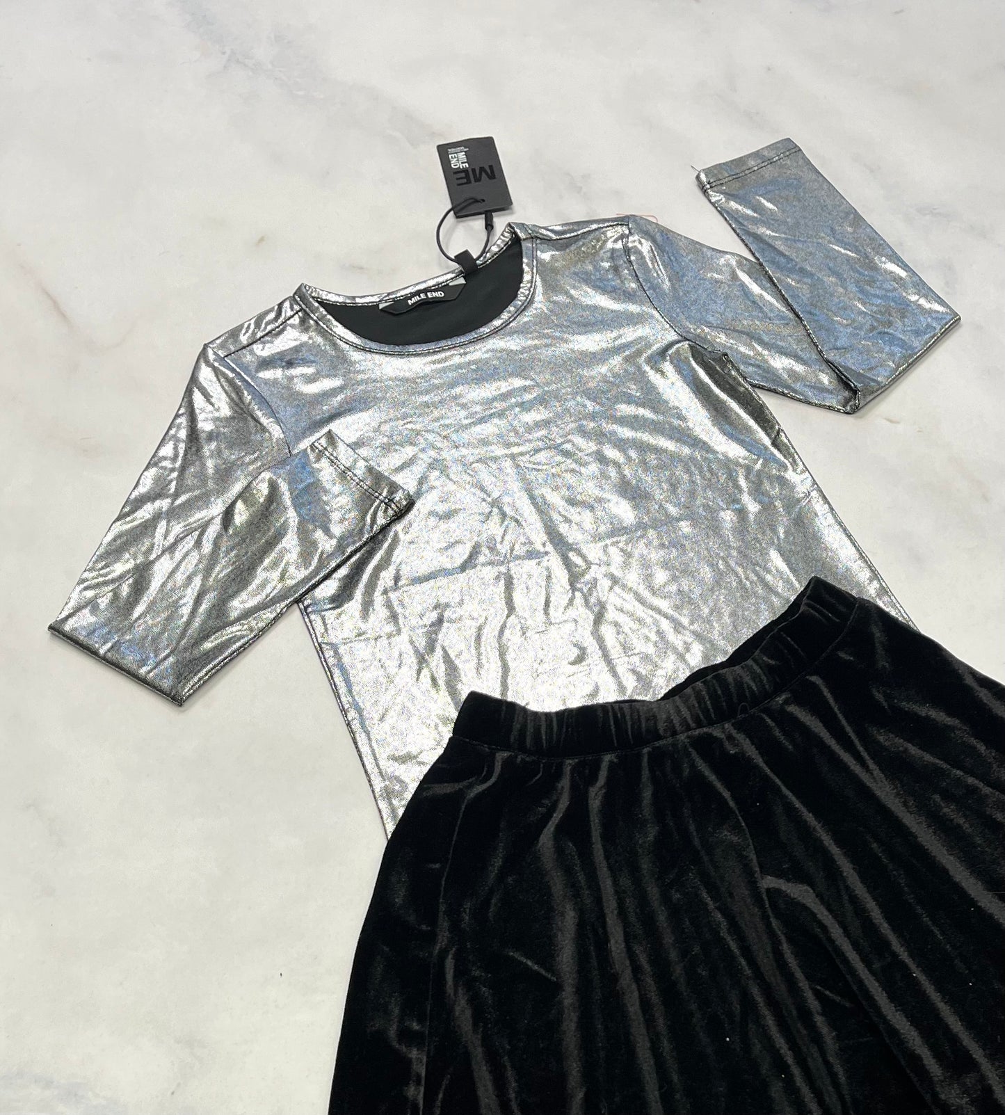 Duo fait 5 ans neuf! Manche longue super brillant stretch confo + Jupe en velour douce 5 ans neuve .