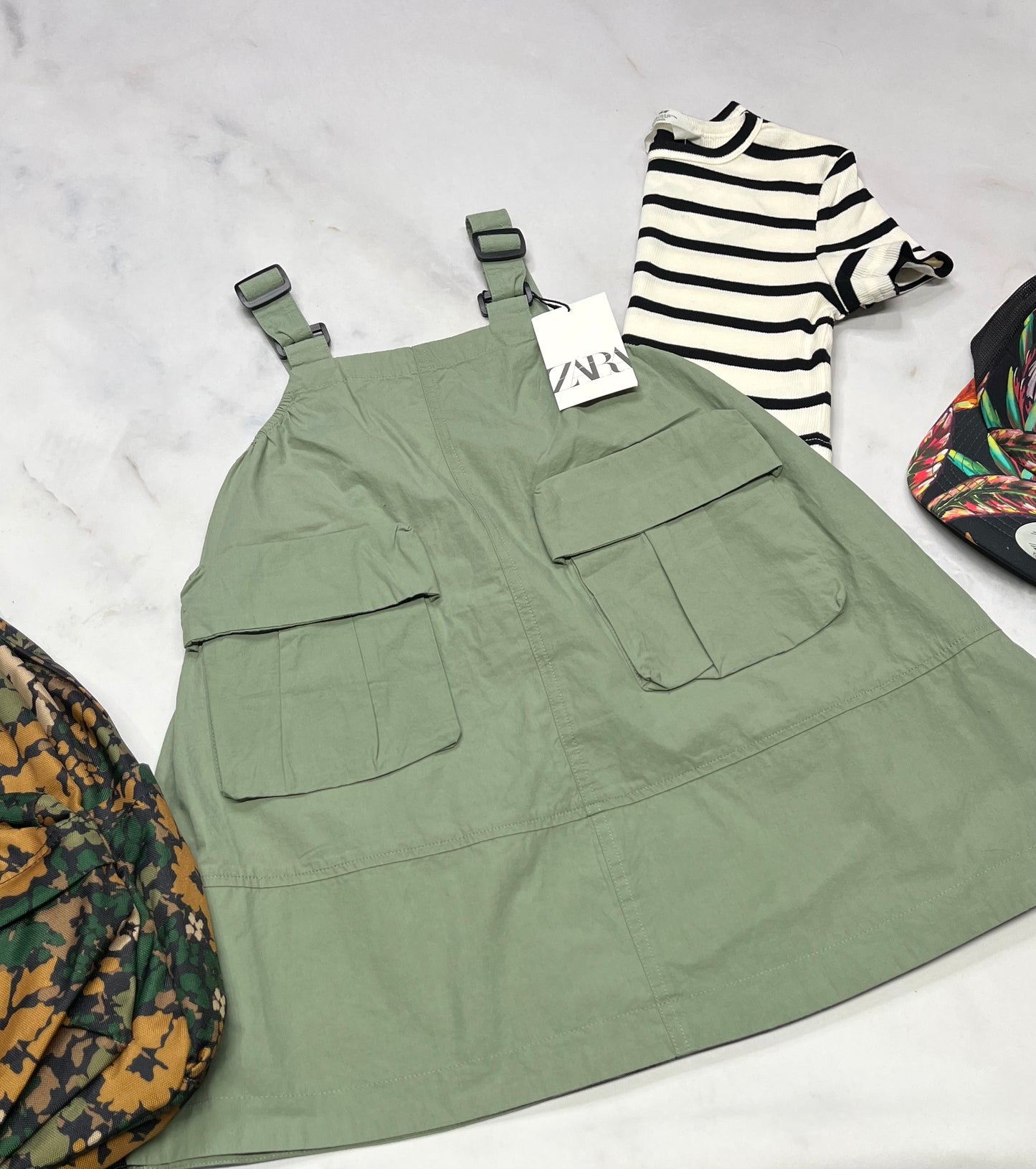 🍃 Robe cargo : ZARA dos avec bande élastique/ bretelles ajustable neuve . 6 ans fille neuve .