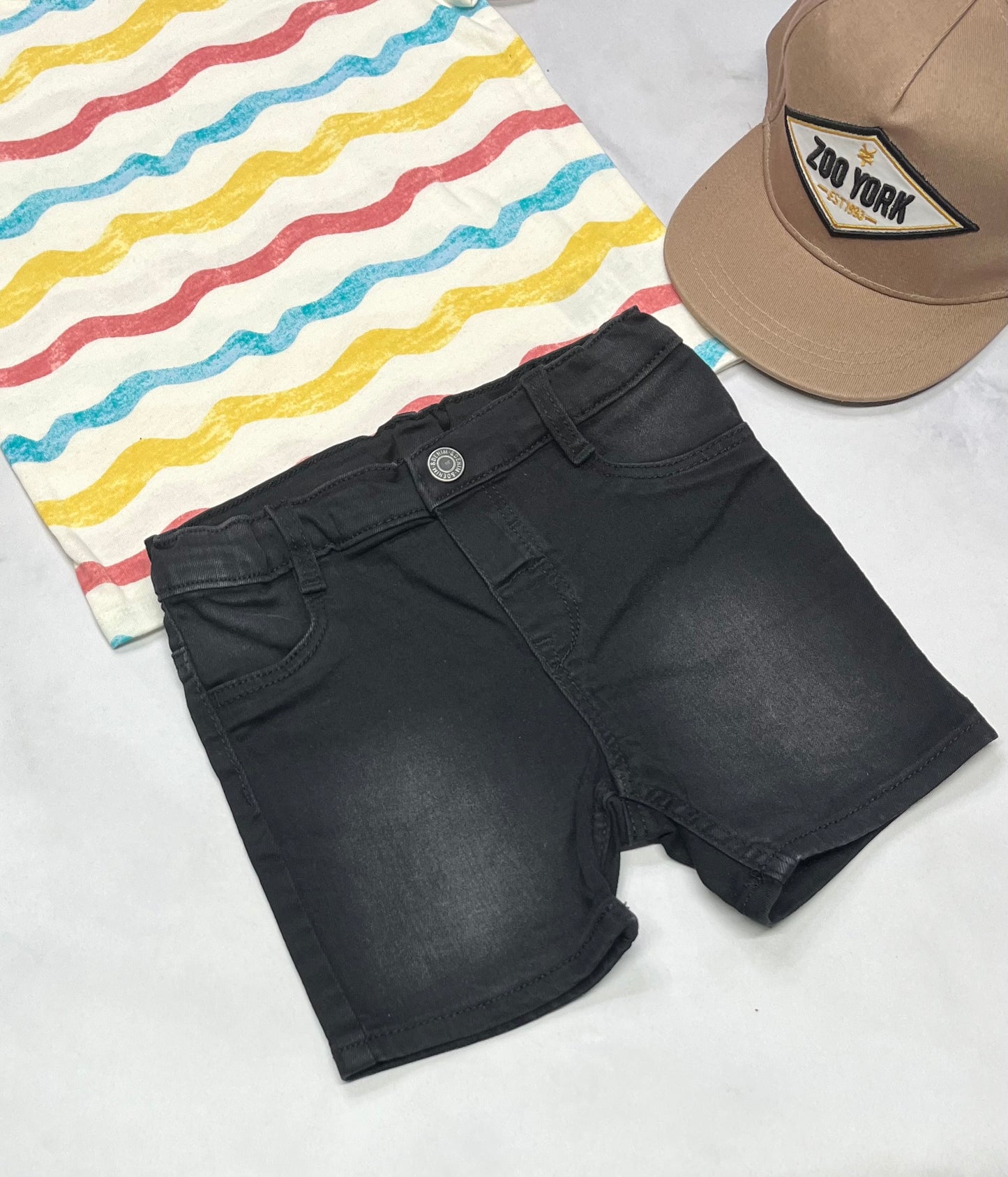 ☀️ Short jeans : molle stretch taille ajustable . 3(2-3 ans ) neuf .