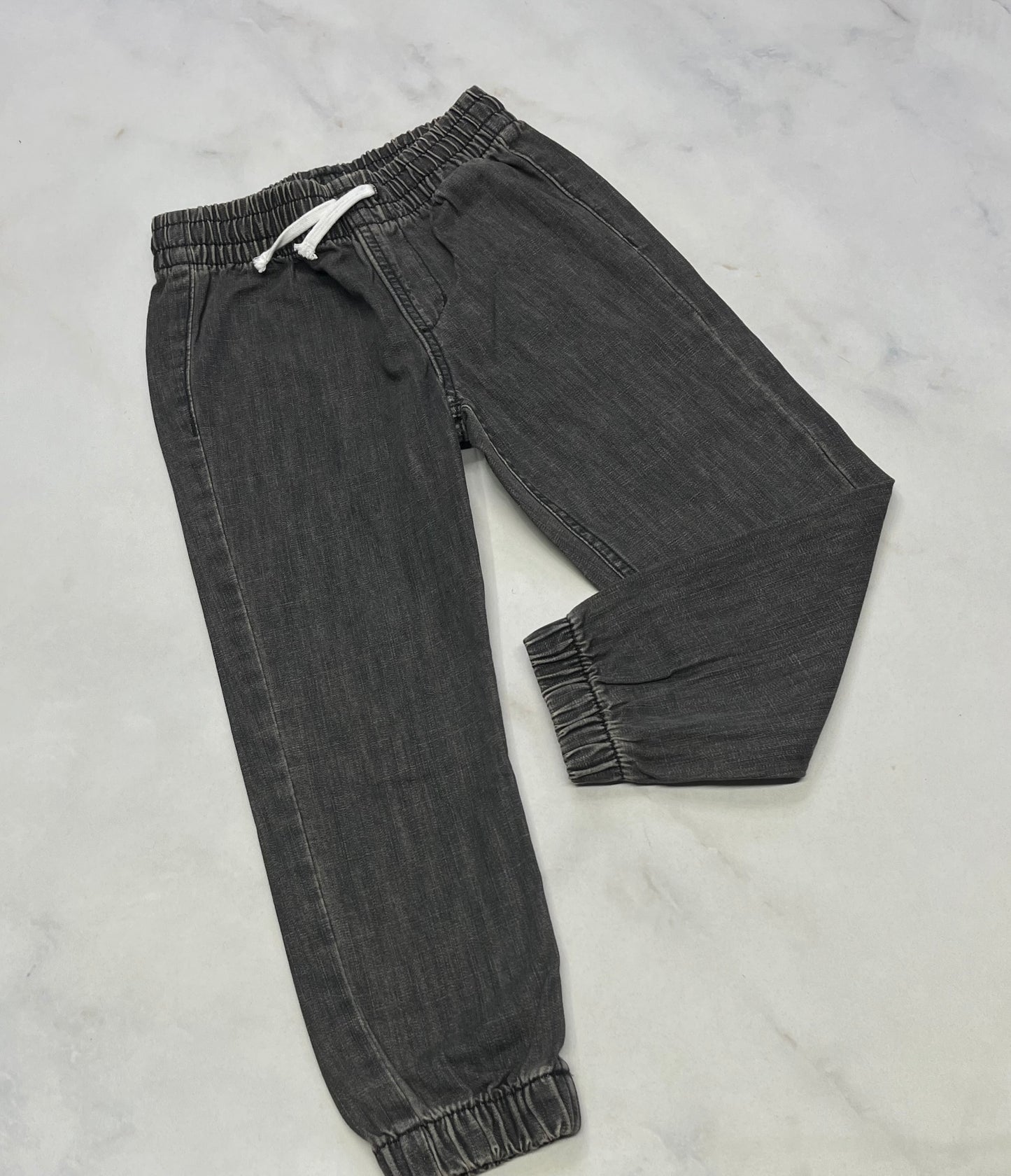 Jeans : Gris foncé taille et bas élastique . 4-5 ans garçon neuf! Peu faire 5 ans .