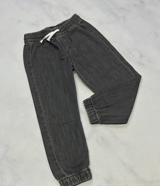 Jeans : Gris foncé taille et bas élastique . 4-5 ans garçon neuf! Peu faire 5 ans .