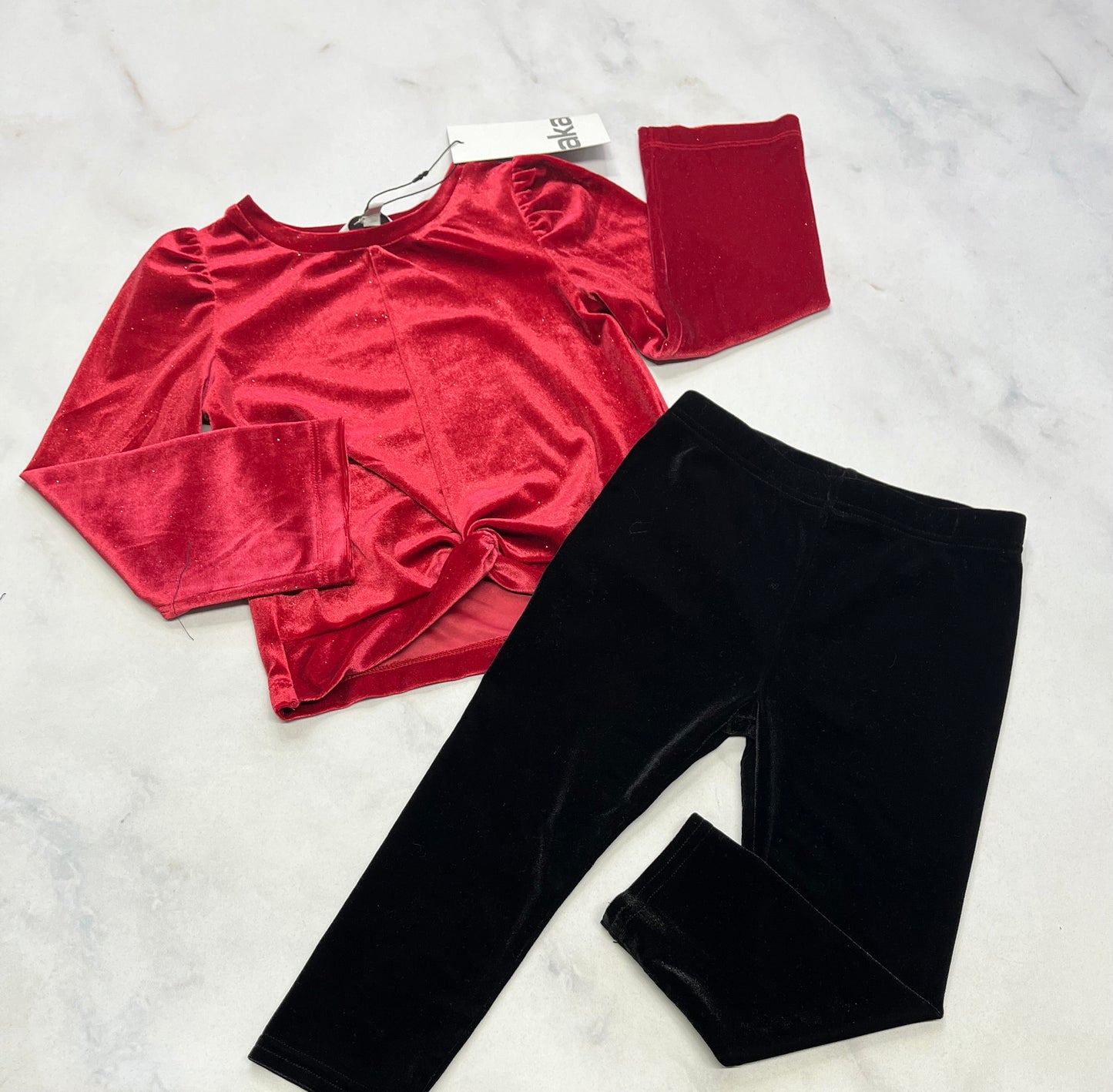 Duo : Manche longue rouge en velour brillant de partout neuf! Fait 3ans + Leg. en velour noir doux neuf ! 3 ans