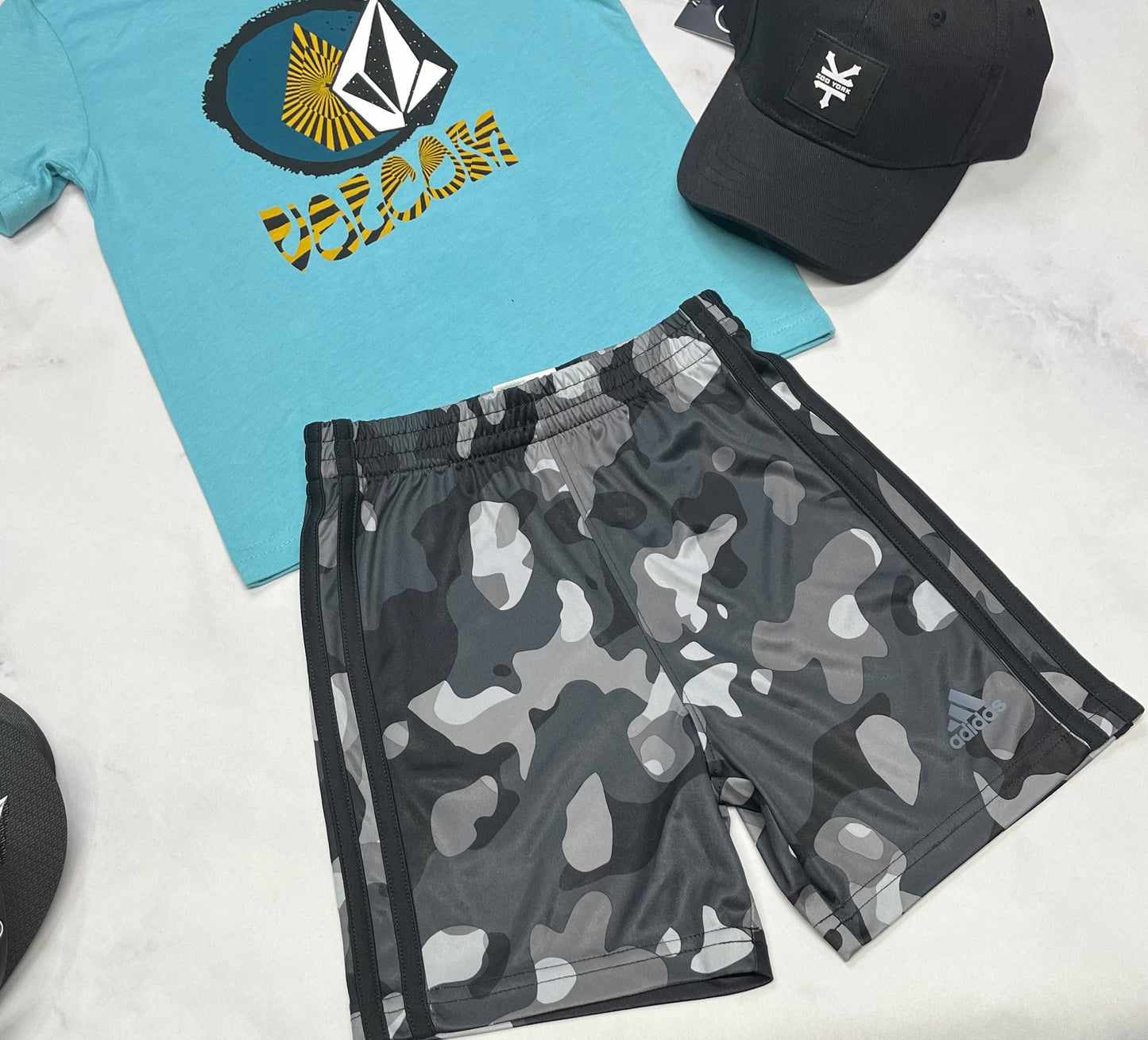 ☀️ Bermuda : Adidas en tissu de sport . Logo au bas au devant . 4 ans garçon neuf !