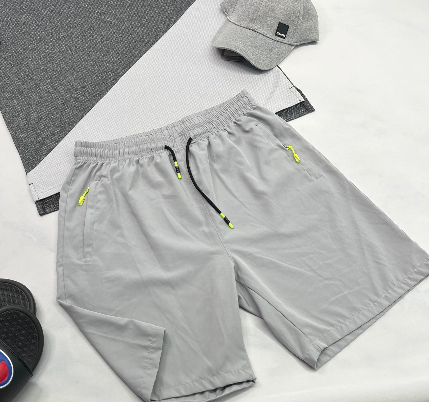 🌴 Bermuda : gris en tissu de sport léger . Fait Médium/32 homme comme neuf .