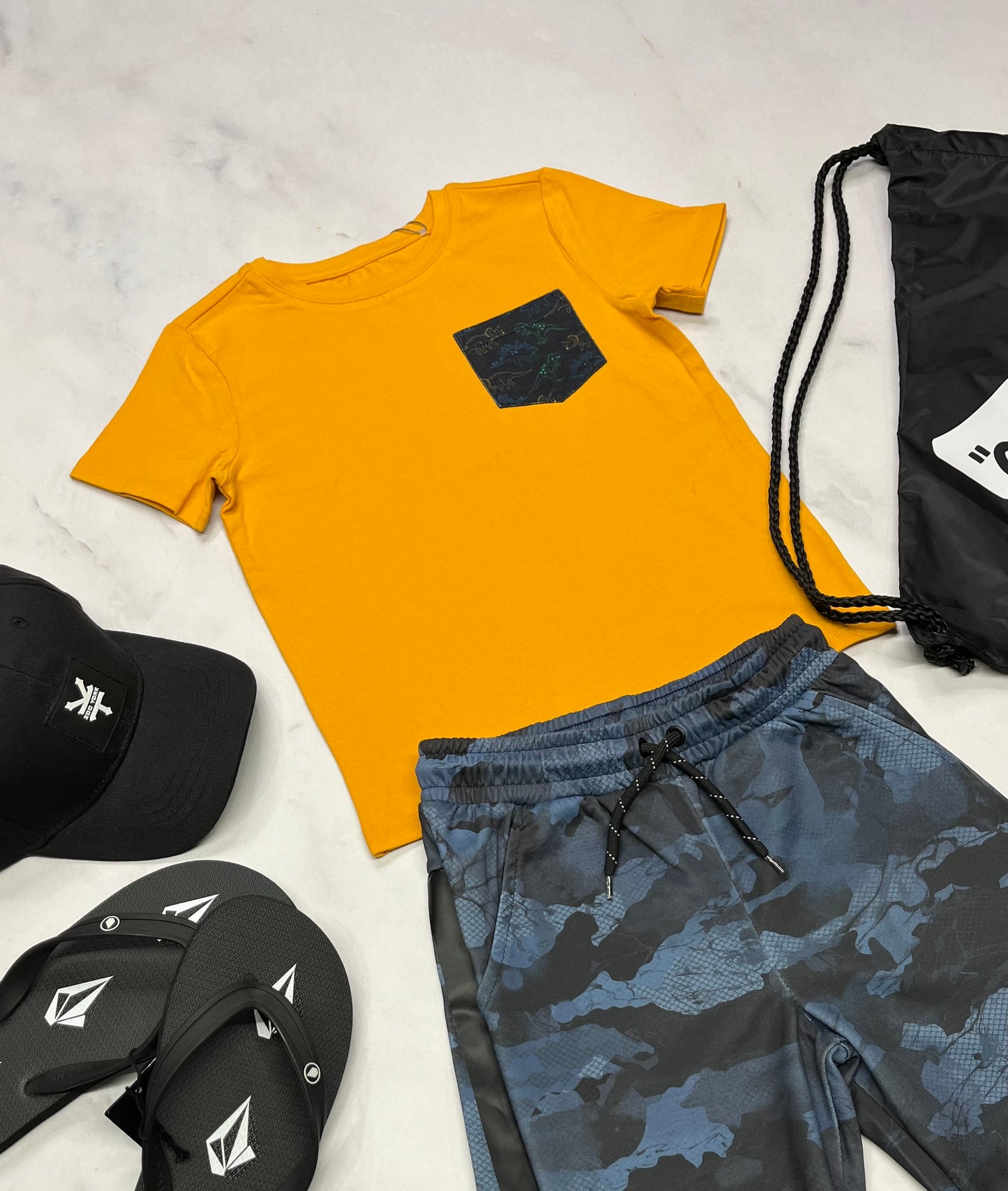 🍂 T-Shirt : avec poche ( logo Dino ) Tag en beau coton stretch 5 ans neuf !