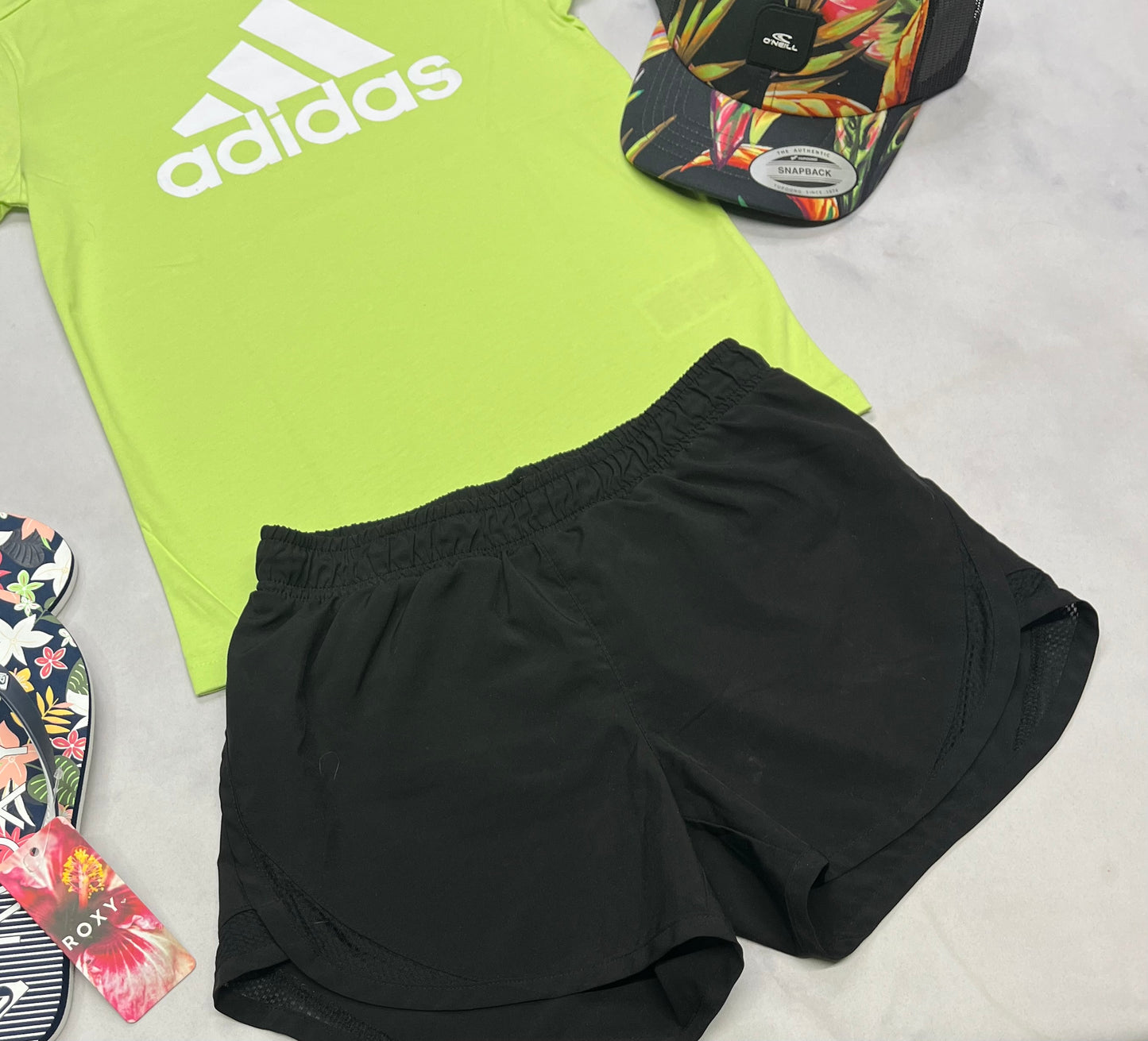 🌿 Short : Noir en tissu de sport avec culotte intégré  + 10 ans fille comme neuve .