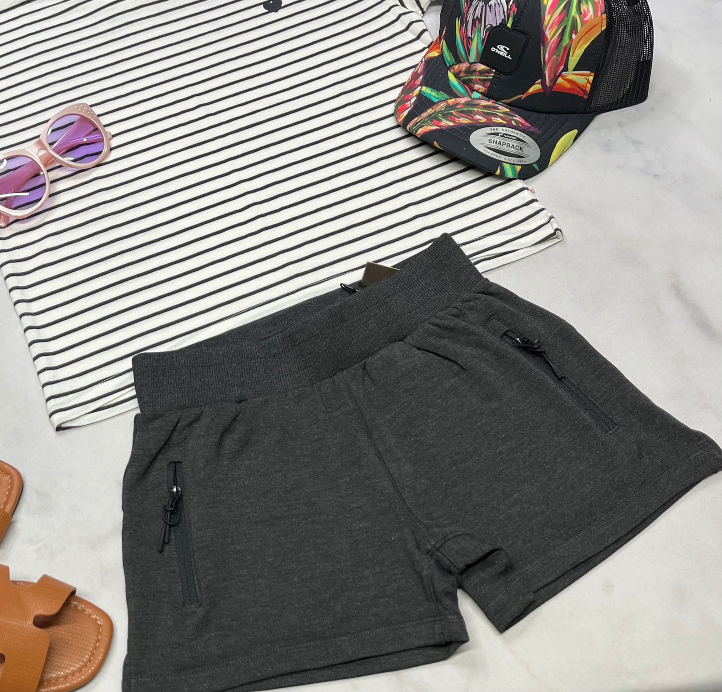 💜 Short : Black Mountain 8(7-8 ans ) fille neuve ! Tissu incroyable soft stretch . Écrit black Mountain au dos du short . ( charcoal) .