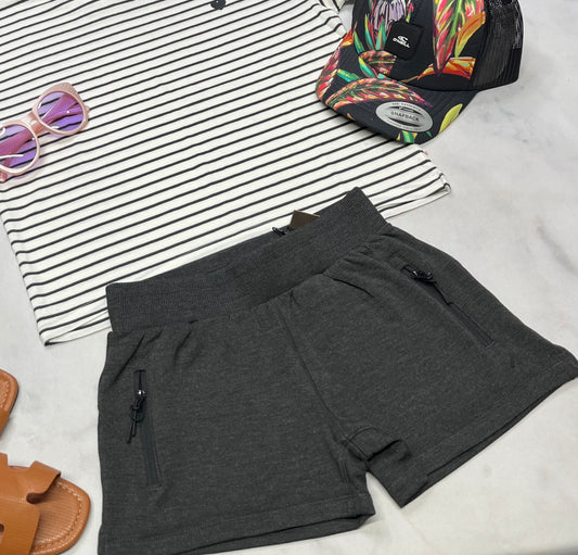 💜 Short : Black Mountain 8(7-8 ans ) fille neuve ! Tissu incroyable soft stretch . Écrit black Mountain au dos du short . ( charcoal) .
