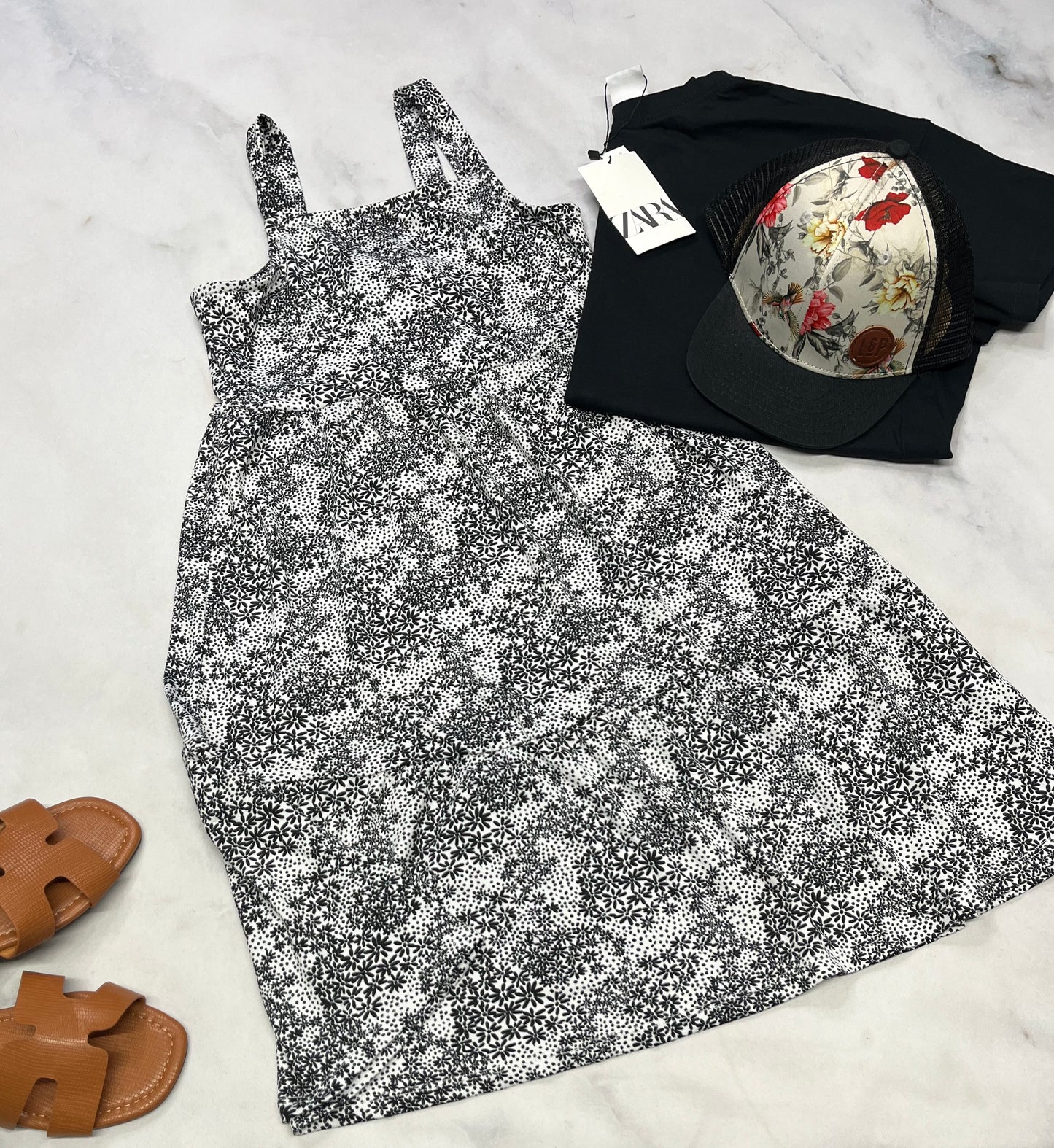 😍 Robe fleurit : Tissu qui ne décolore pas stretch de partout . Boucle au dos avec une petite ouverture. Superbe ! 10-12 ans fille comme neuve .
