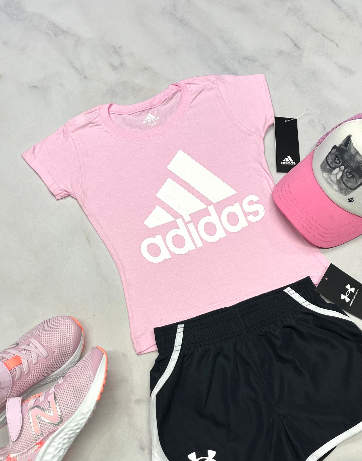 🌸 Solde Manche courte : Adidas 5 ans fille neuf mais 1 ombrage ultra flou dans le logo .
