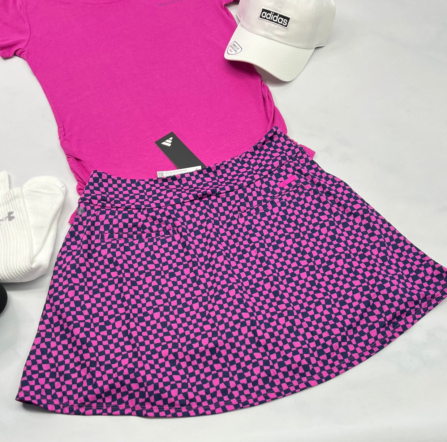 🤩 Jupe : avec short intégré Adidas . Tissu stretch dans tout les sens . Small femme coupe confo .