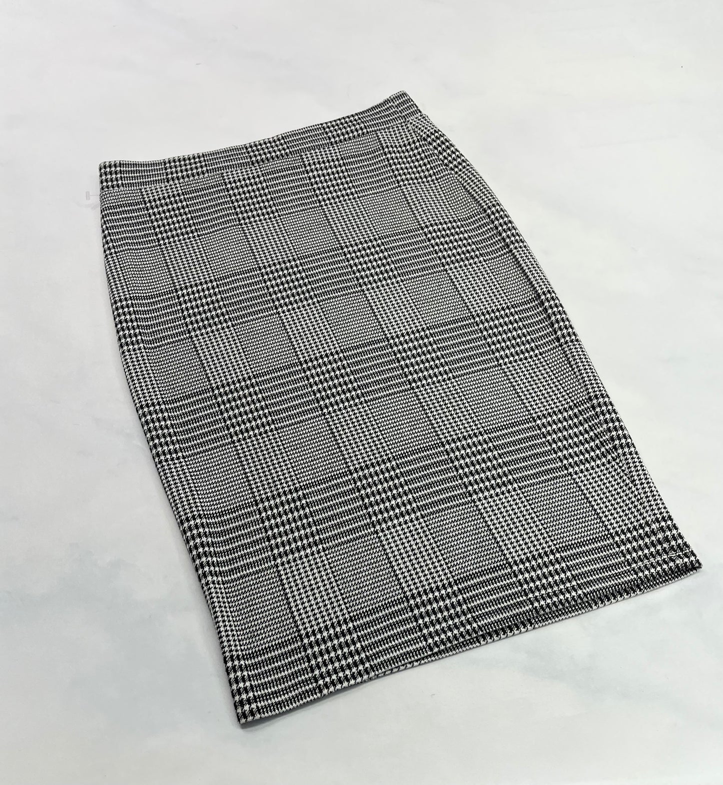 Jupe : AKA longueur bas du genoux . Tissu doux- mou-  stretch L/ moulante .