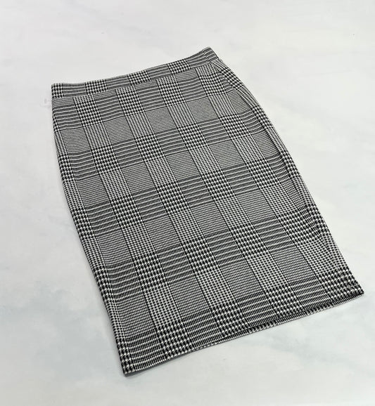 Jupe : AKA longueur bas du genoux . Tissu doux- mou-  stretch L/ moulante .