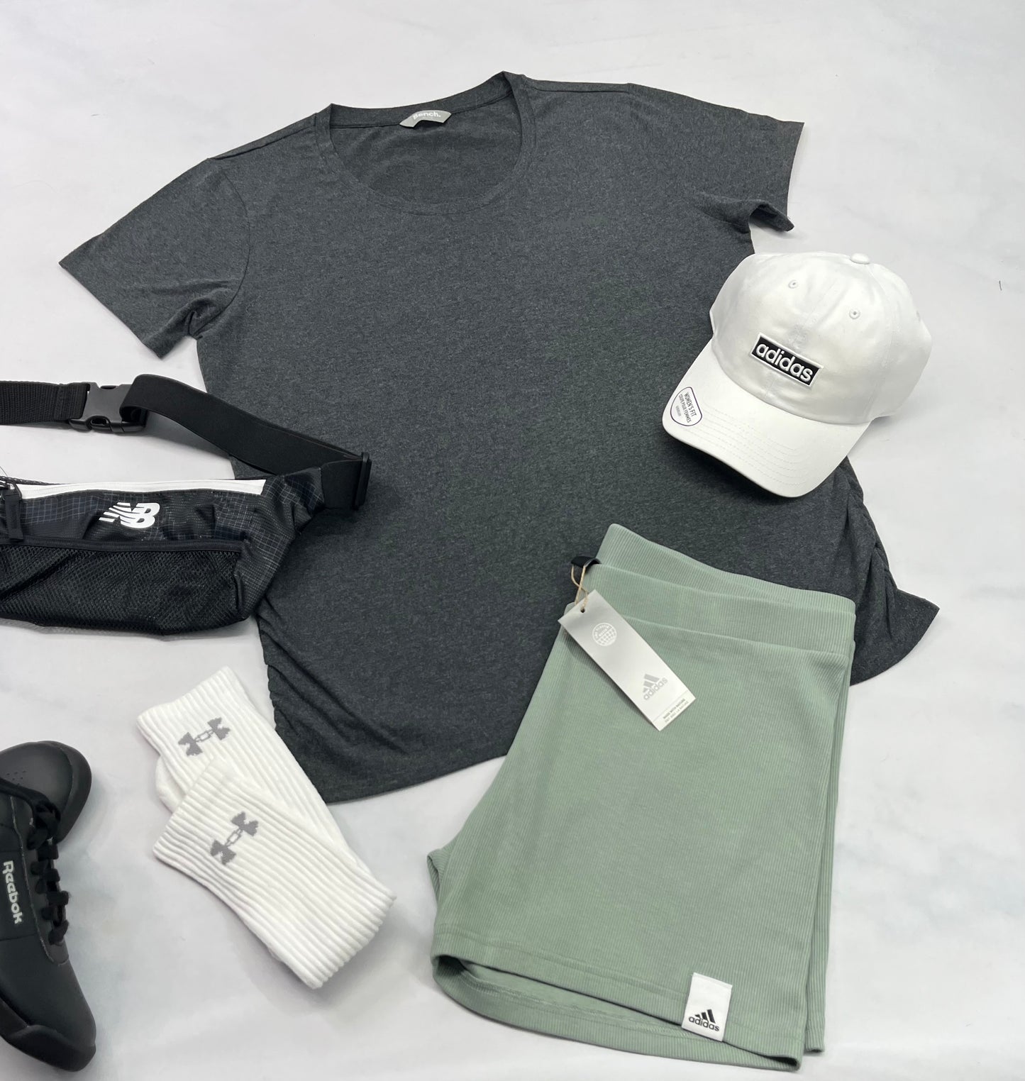 🌿 Manche courte : BENCH soft stretch au bas de chaque côtés . Fait XL femme neuf ! Inscrit Bench au devant ton sur ton et logo sur une manche .
