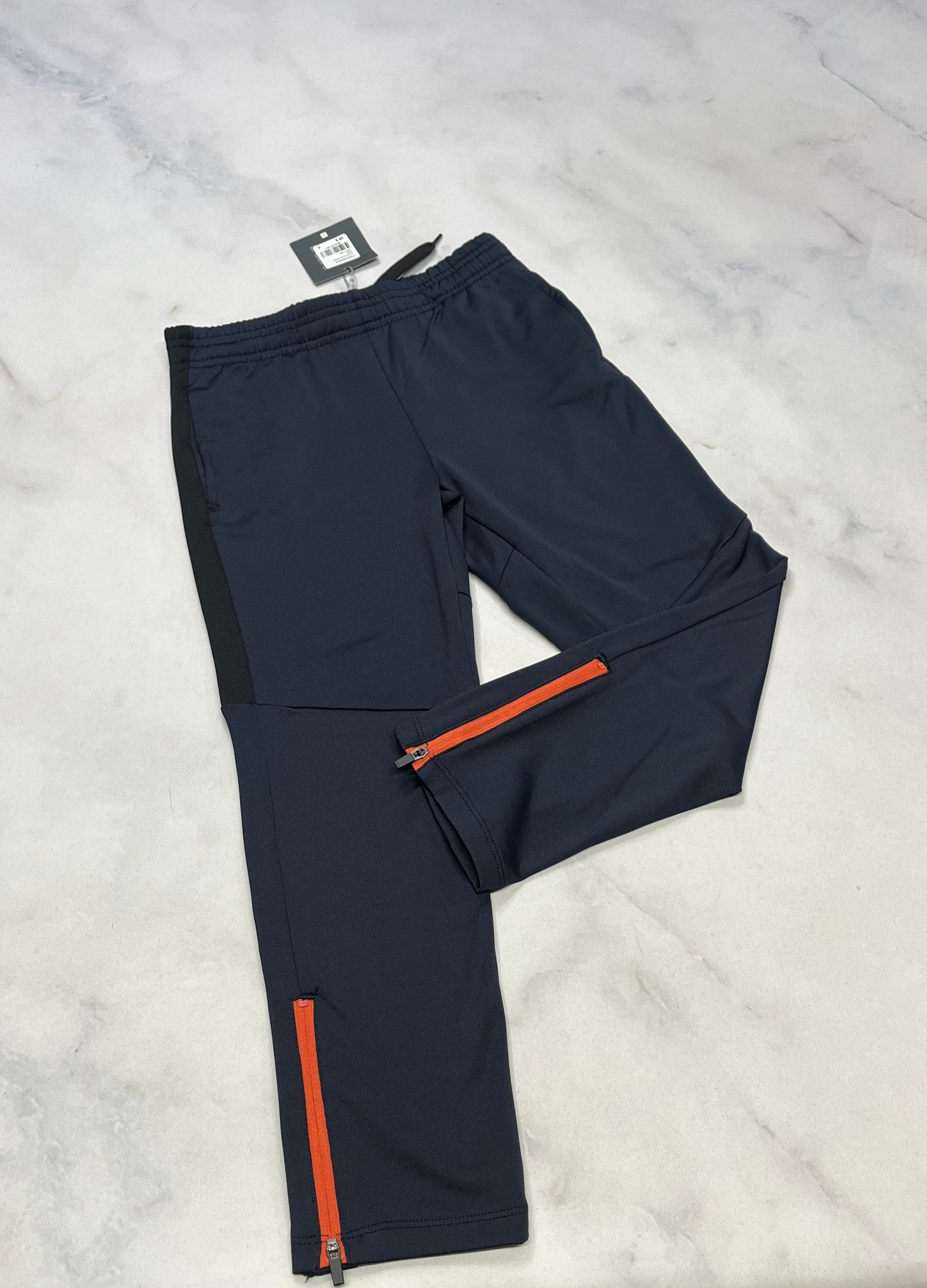 Pantalon sport : Tag marine avec zip au bas neuf 6 ans Stretch de partout . Neuf!