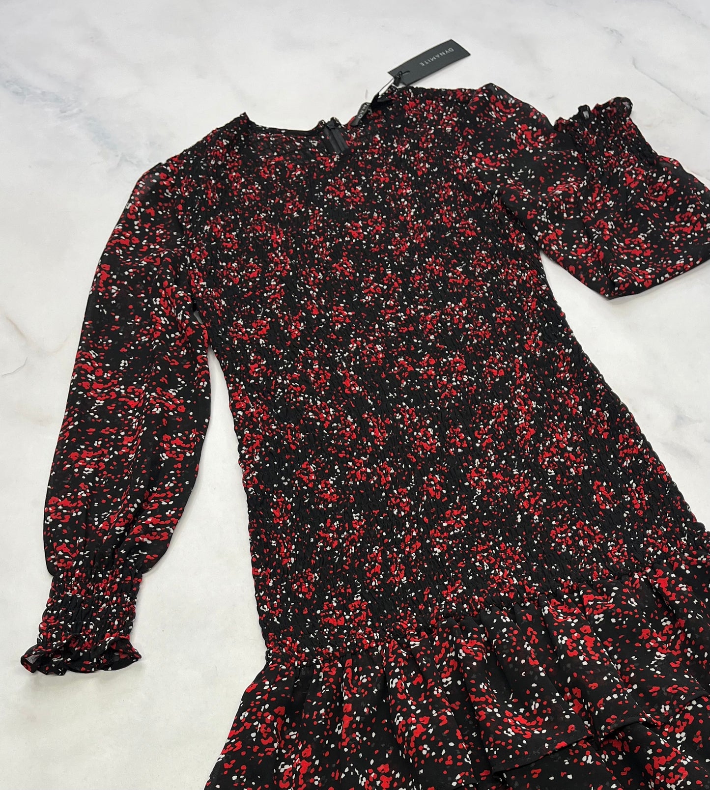 Dynamite : Robe neuve . Tout le corps est en nid d’abeille stretch . Les manches sont look ballon semi transparente . Fait Small femme neuve.