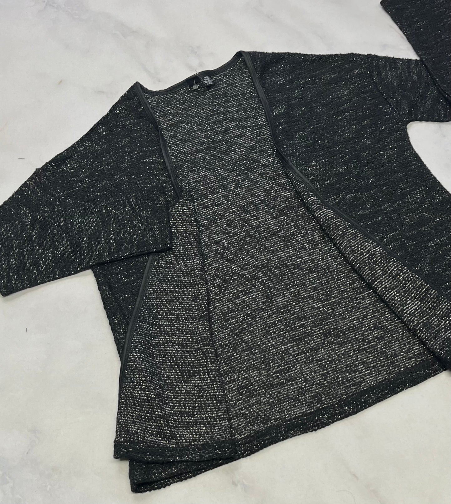 Veste noir : tissu brillant bande noir effet cuir ! Super état .