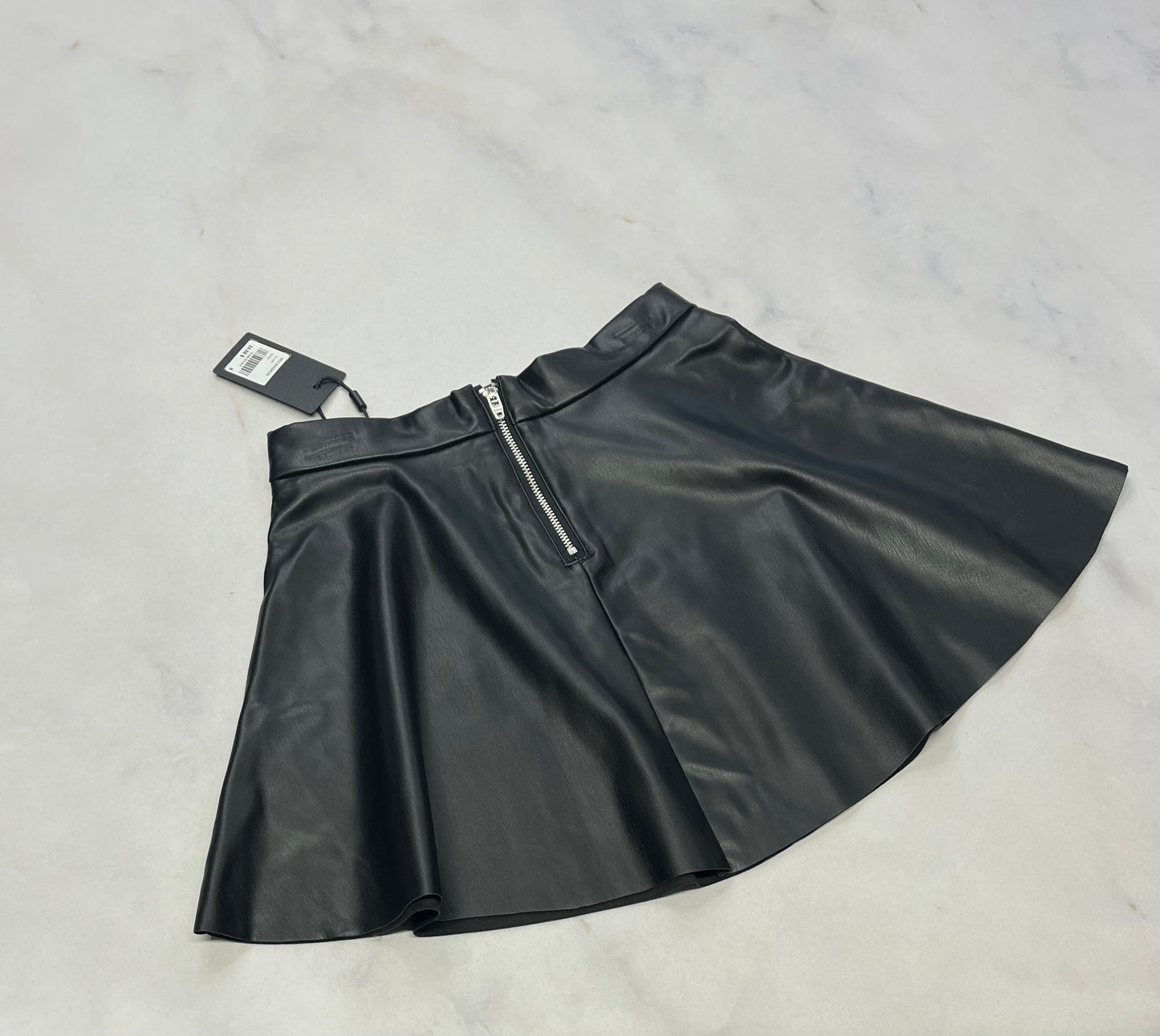 Jupe effet cuir: Mile end ( zip au dos ) noir mât ( doux à l’intérieur). 8 ans taille ajustable neuve.