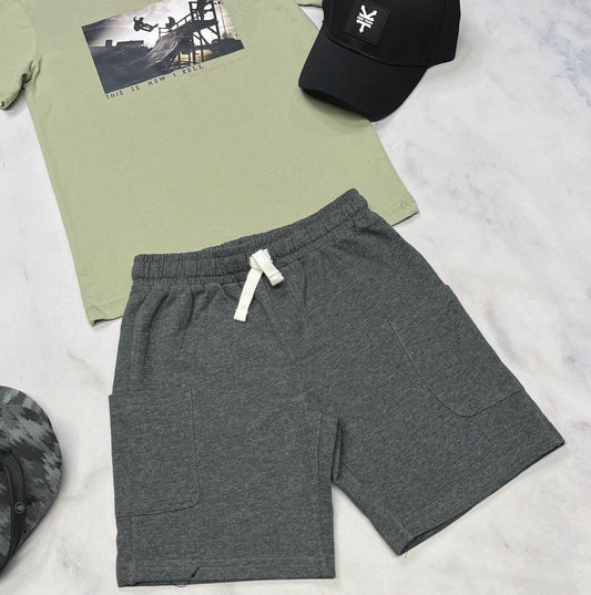 🍃 Bermuda gris : cargo ( poches sur les côtés ) 7 ans garçon neuve .