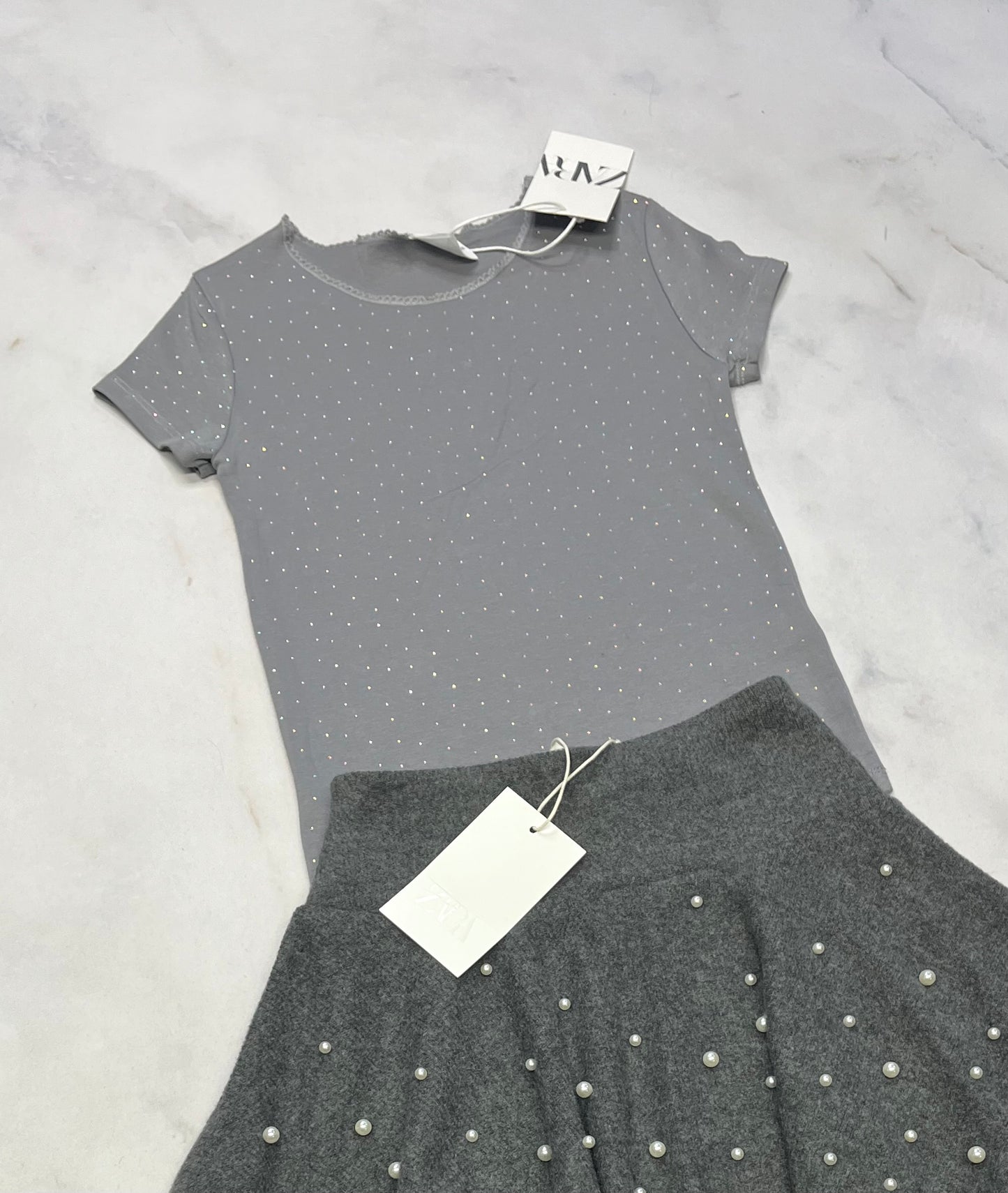 DUO ZARA: Haut gris Zara neuf ! Brillant partout au devant . Fait 7 ans + Jupe douce en tricot : Zara avec perle 6X neuve .