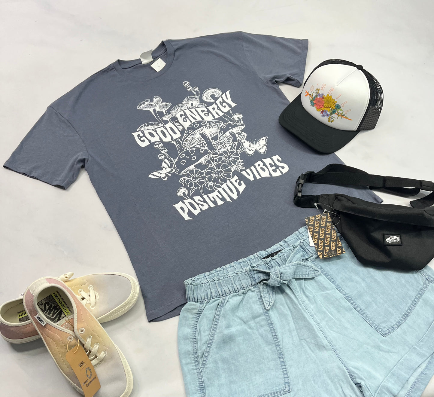 ☀️ Solde , T-Shirt : Neuf imparfait .. M/ femme look over size . Mini ombrage flou d’impression . Et un micro trou d’aiguille prêt d’une couture de manche ( pas visible ) .