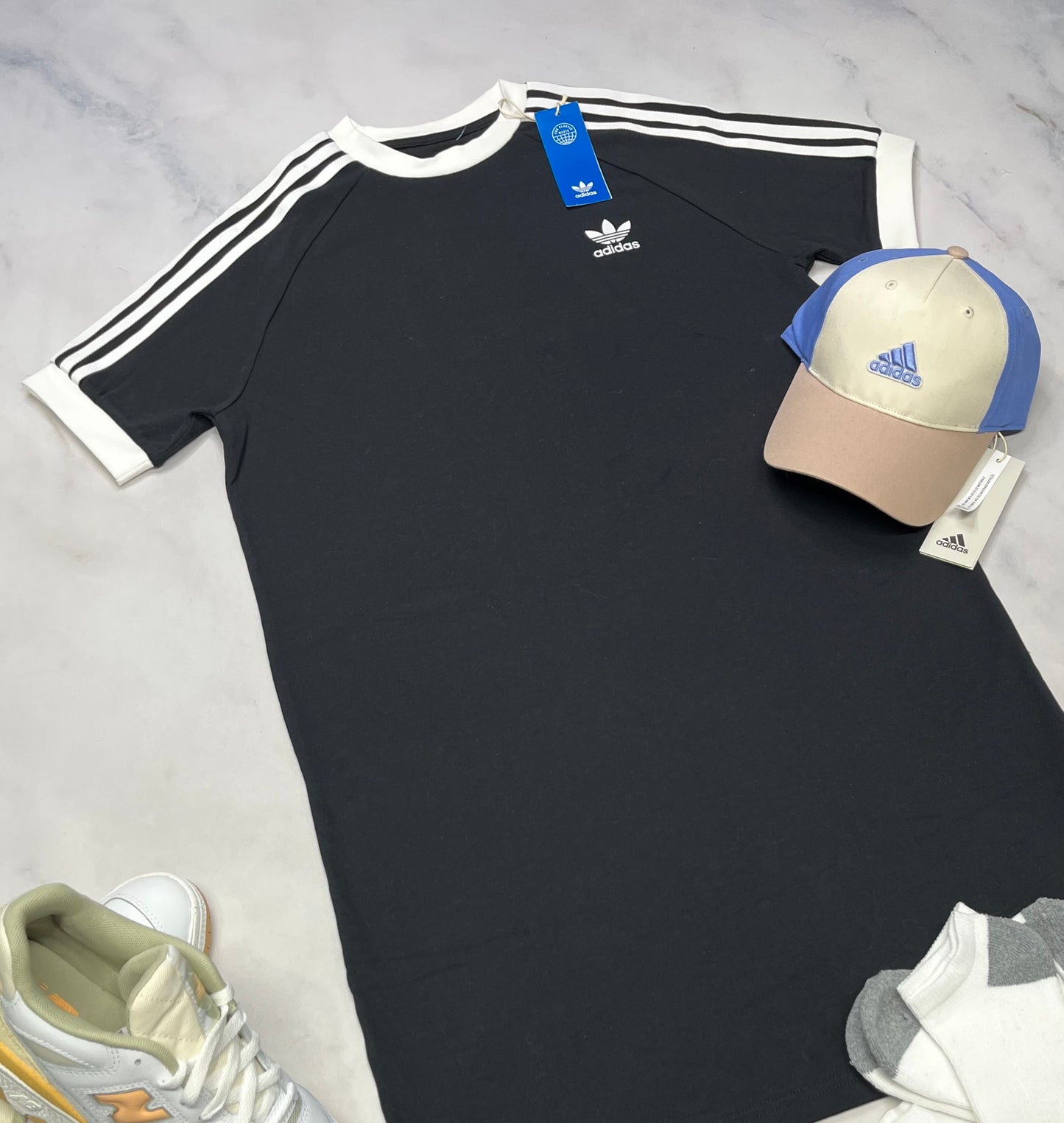 😍 Robe Adidas : beau coton pas trop épais ni mince . Qualité ++ XL 15-16 ans fille neuve .