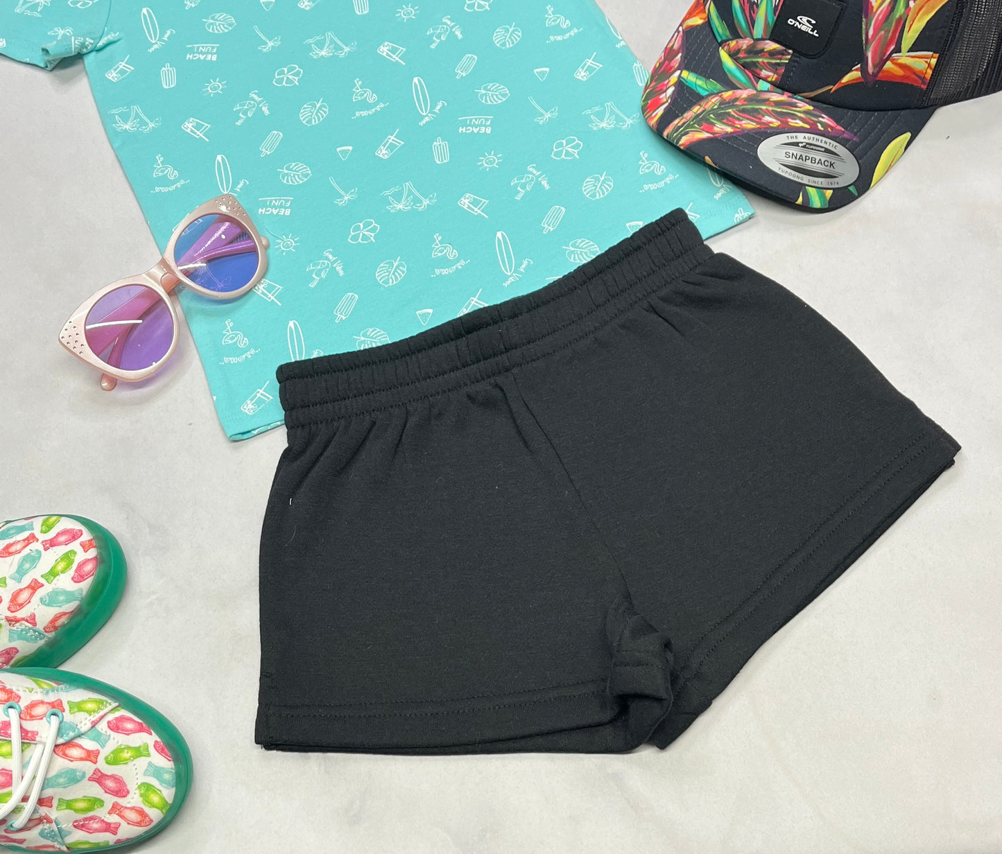 🌴 Short : Noir en ouaté 6 ans fille neuve .